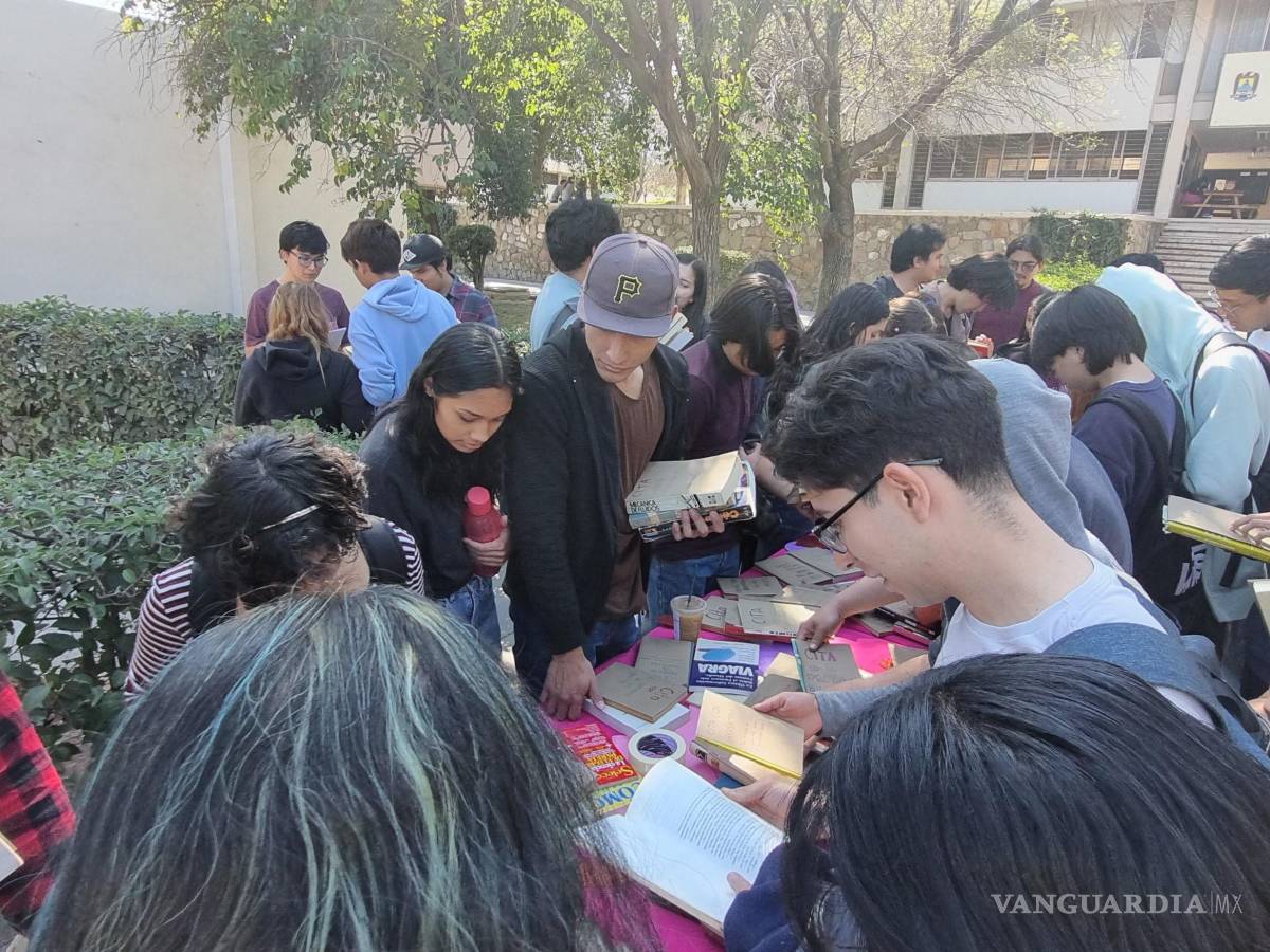 $!Diversidad de géneros y disciplinas en ‘El Stand de los Libros’, con volúmenes disponibles de ciencias exactas, humanidades, literatura, pedagogía y más.