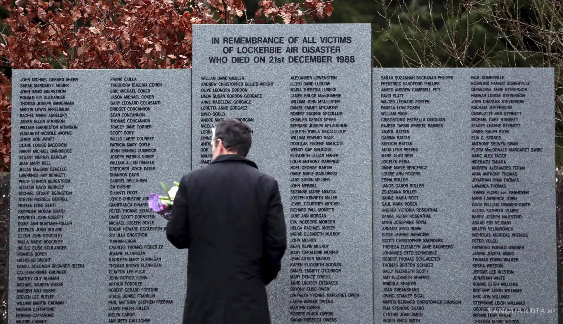 $!Un hombre observa el monumento conmemorativo en memoria de las víctimas del vuelo 103 de Pan Am cerca de Lockerbie, Escocia, el viernes 21 de diciembre de 2018