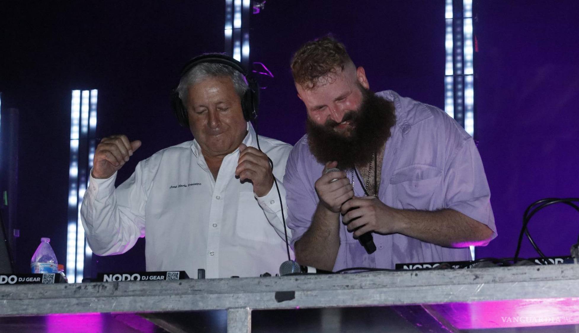 $!El alcalde Chema Fraustro subió al escenario para saludar al público.