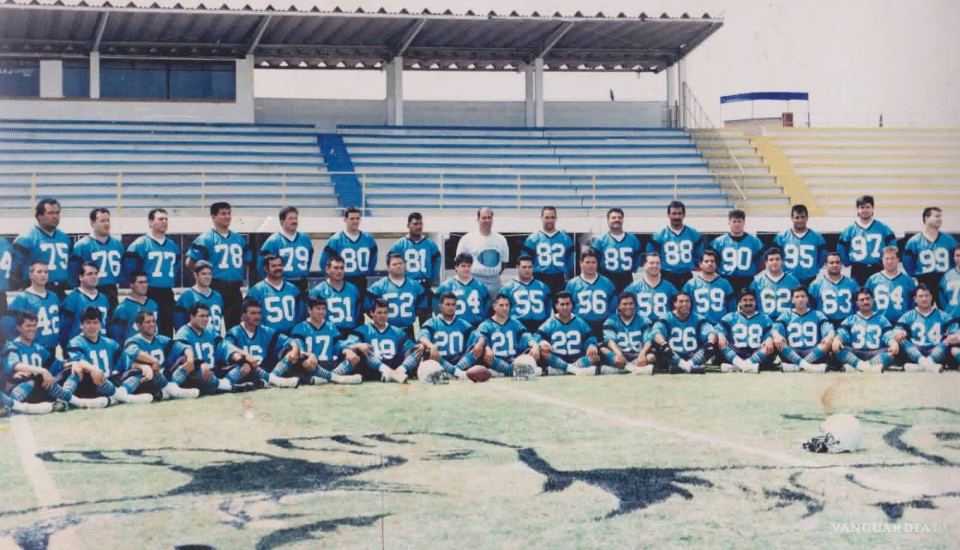 $!Exjugadores y miembros del cuerpo técnico de Dinosaurios de Saltillo se reunieron para conmemorar el 30 aniversario del equipo campeón nacional de 1996.