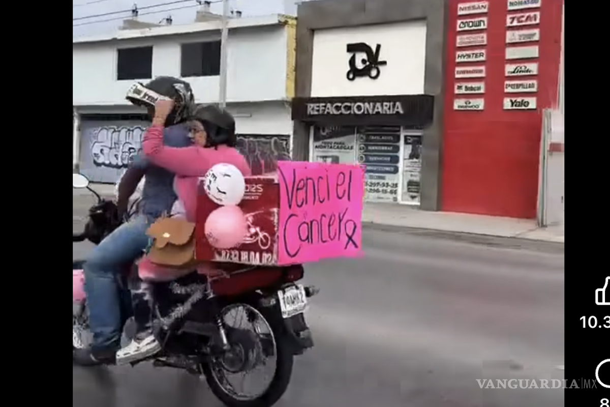 ‘Vencí el cáncer’: se viraliza pareja motociclista con cartel en Torreón