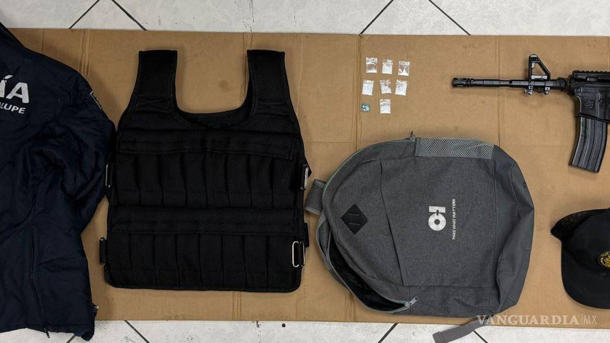 Capturan con droga y armas réplica a hombre que se hacía pasar por policía, en NL