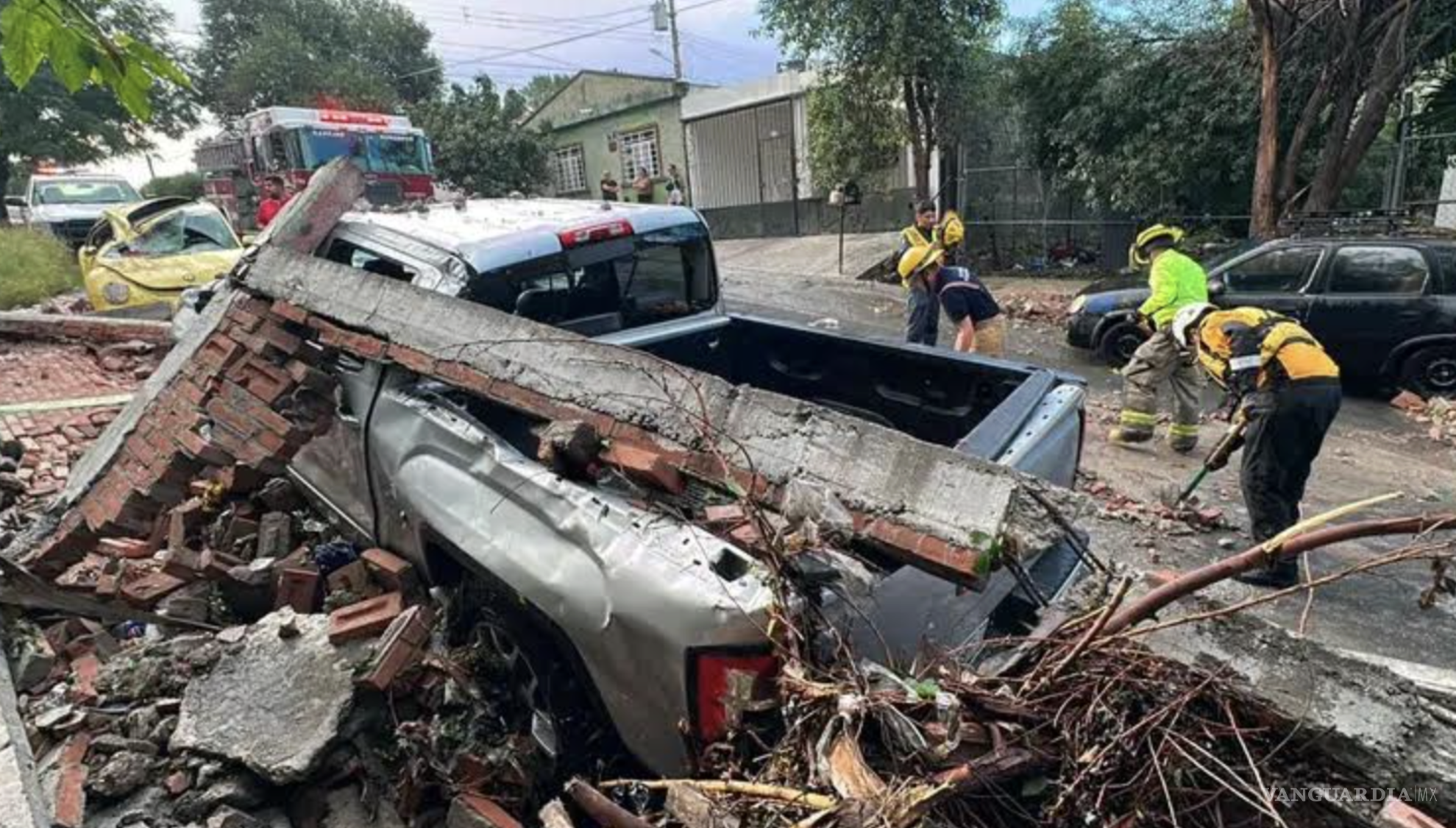 $!Cada tormenta fuerte revive uno de los males más antiguos de Saltillo; calles convertidas en corrientes y daños materiales confirman que las inundaciones siguen siendo parte de una batalla histórica que la ciudad no ha terminado de resolver.