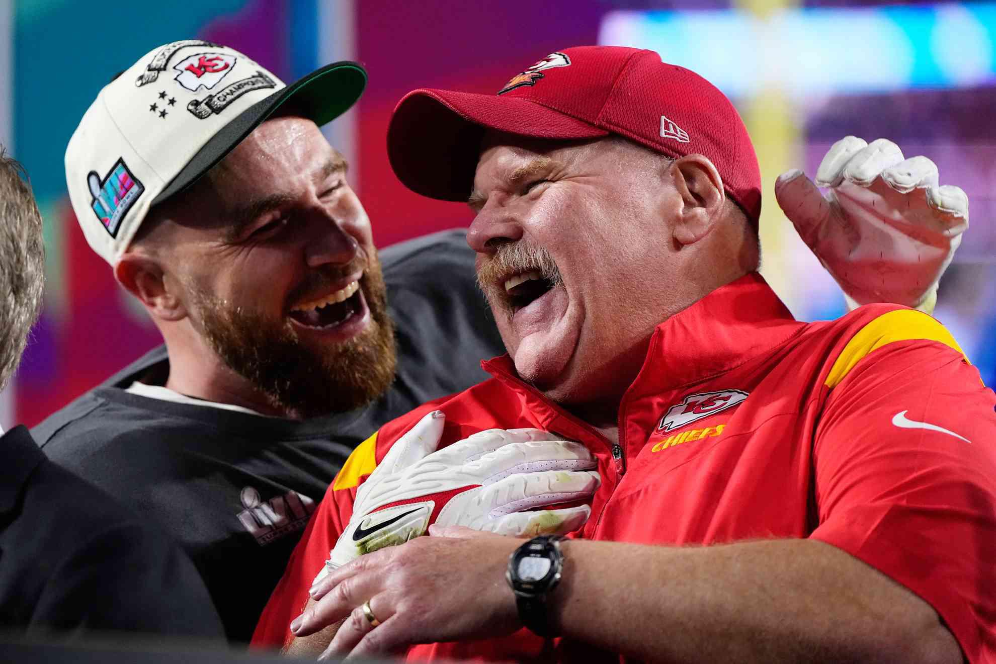 $!Andy Reid destaca el compromiso y la energía de Kelce, considerándolo un líder clave en la ofensiva de Kansas City.