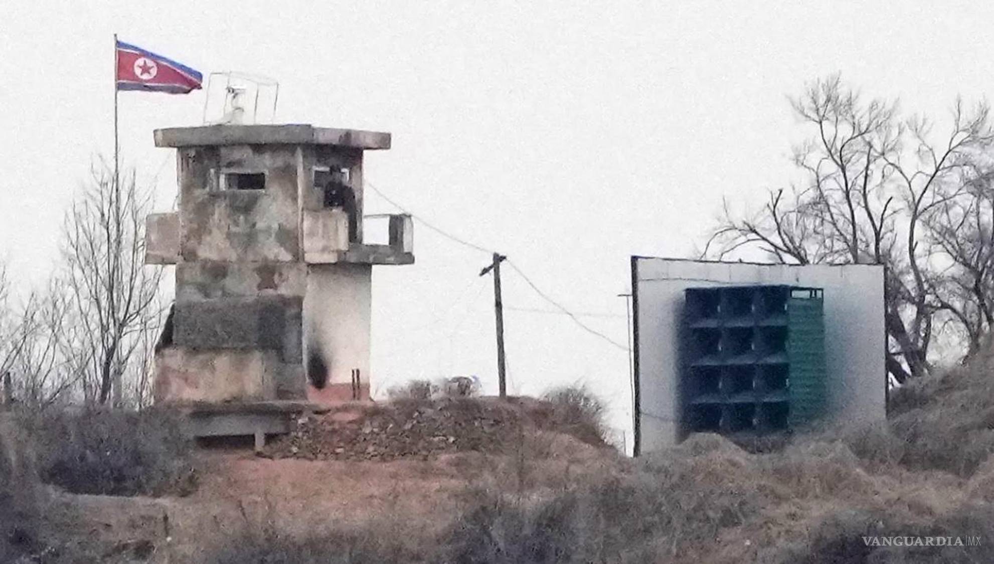 $!Un soldado permanece de pie en un puesto de guardia militar norcoreano junto a unos altavoces, visto desde Paju, Corea del Sur, cerca de la frontera con Corea del Norte, el jueves 26 de febrero de 2026.
