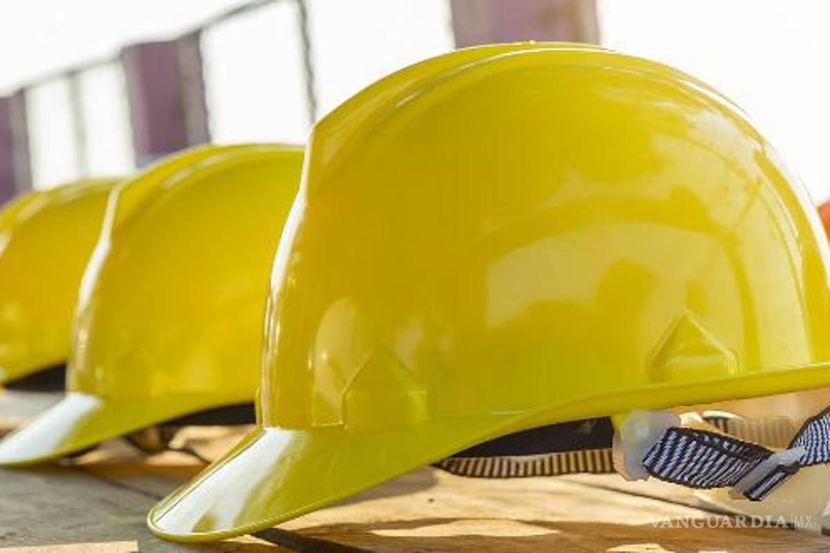 Saltillo: cae estructura de 400 kg sobre dos hombres