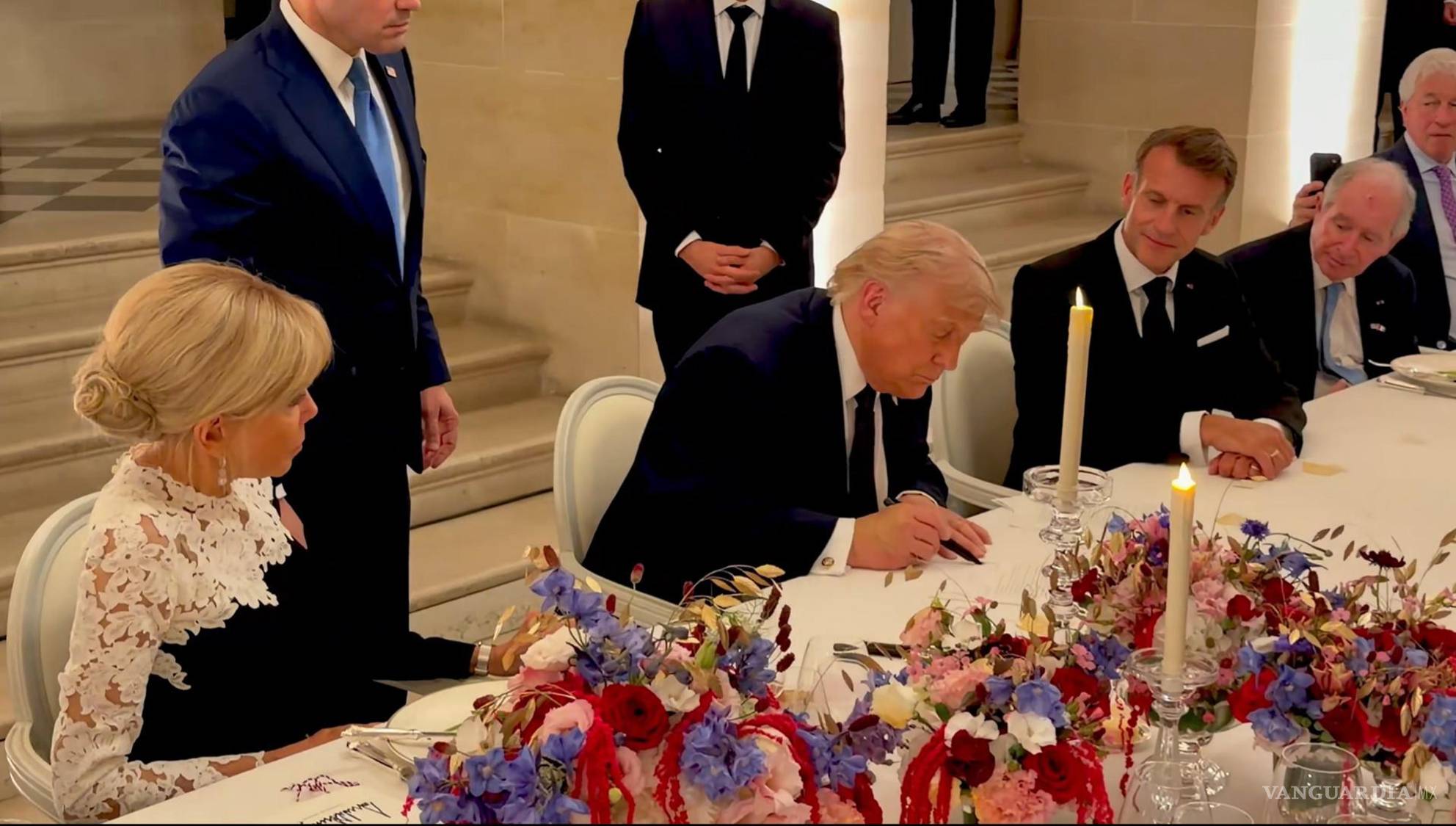 $!Donald Trump, firmando el acuerdo con Irán junto a su homólogo de Francia, Emmanuel Macron, este miércoles, en el Palacio de Versalles (Francia).