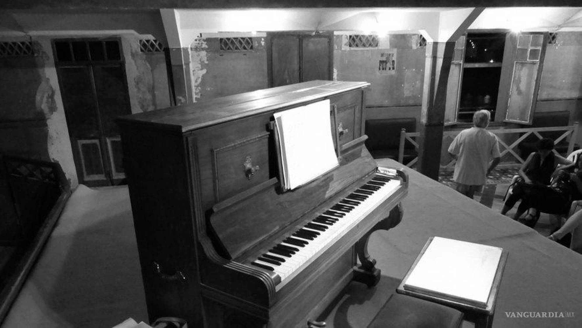 $!Piano vertical, básico para el aprendizaje del complejo instrumento.