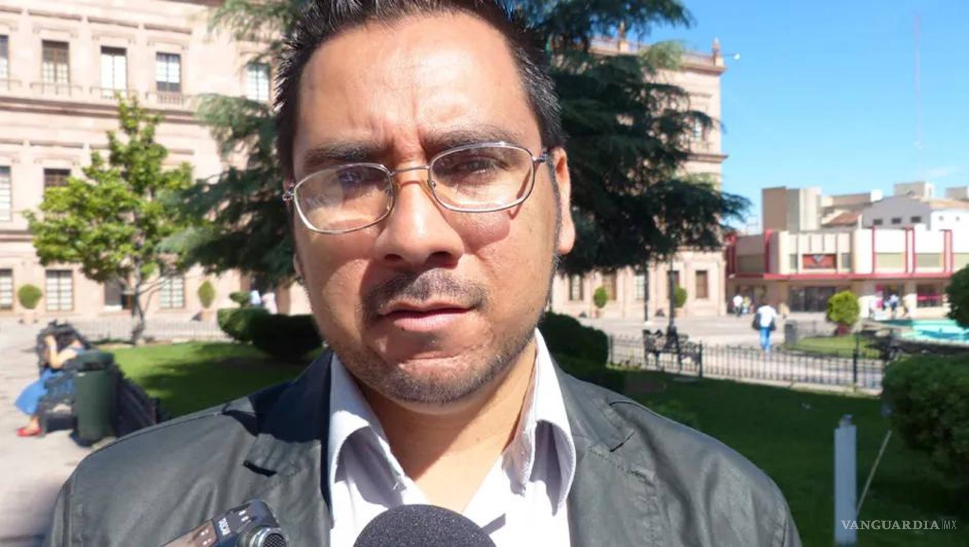 $!Noé Ruiz, activista de San Aelredo LGBT+, dijo que sí votará, no por creer plenamente en el proceso, sino por experimentar cómo funcionará esta elección inédita.