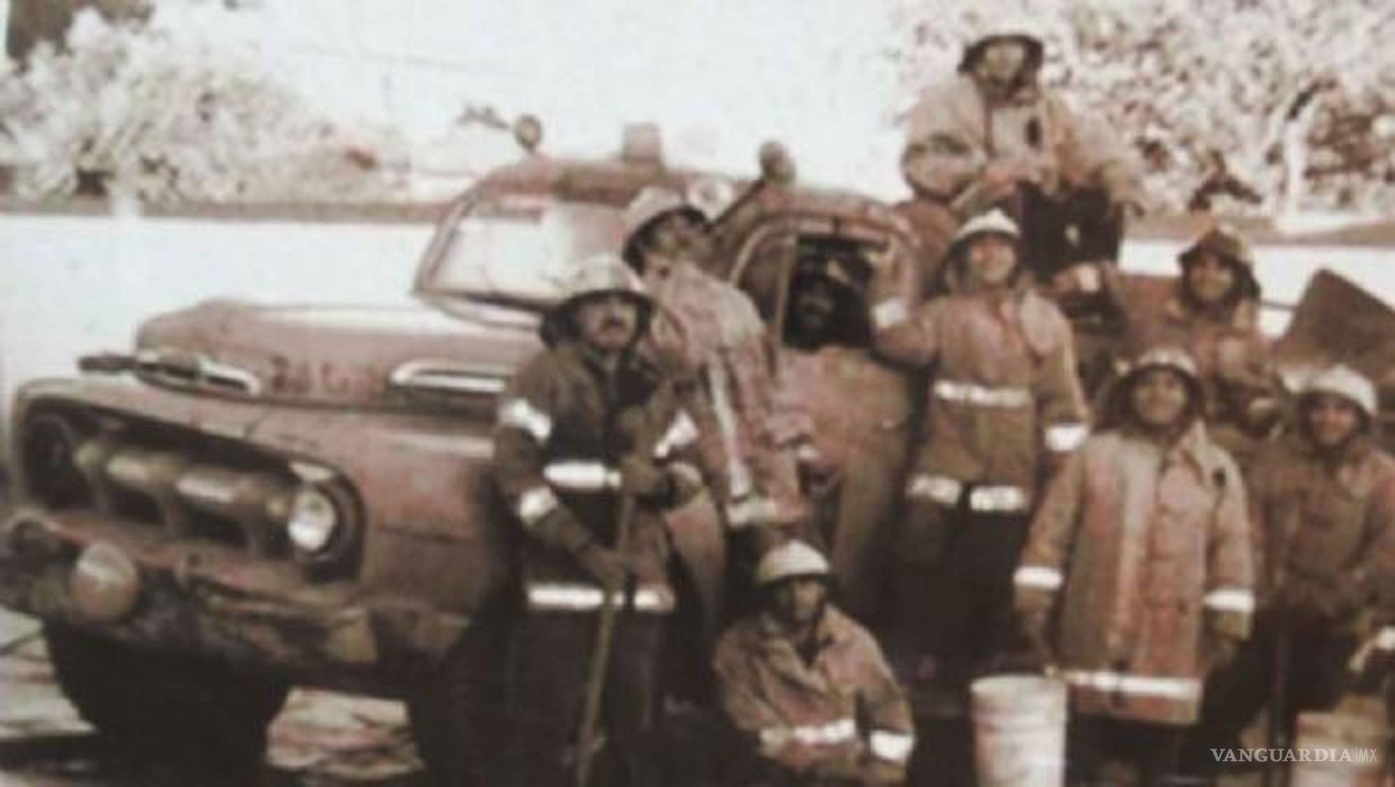 $!De acuerdo con la página que alberga esta fotografía, quienes se ven en la imagen son 9 bomberos del Grupo Industrial Saltillo posando en la carrocería del Gran Rojo.