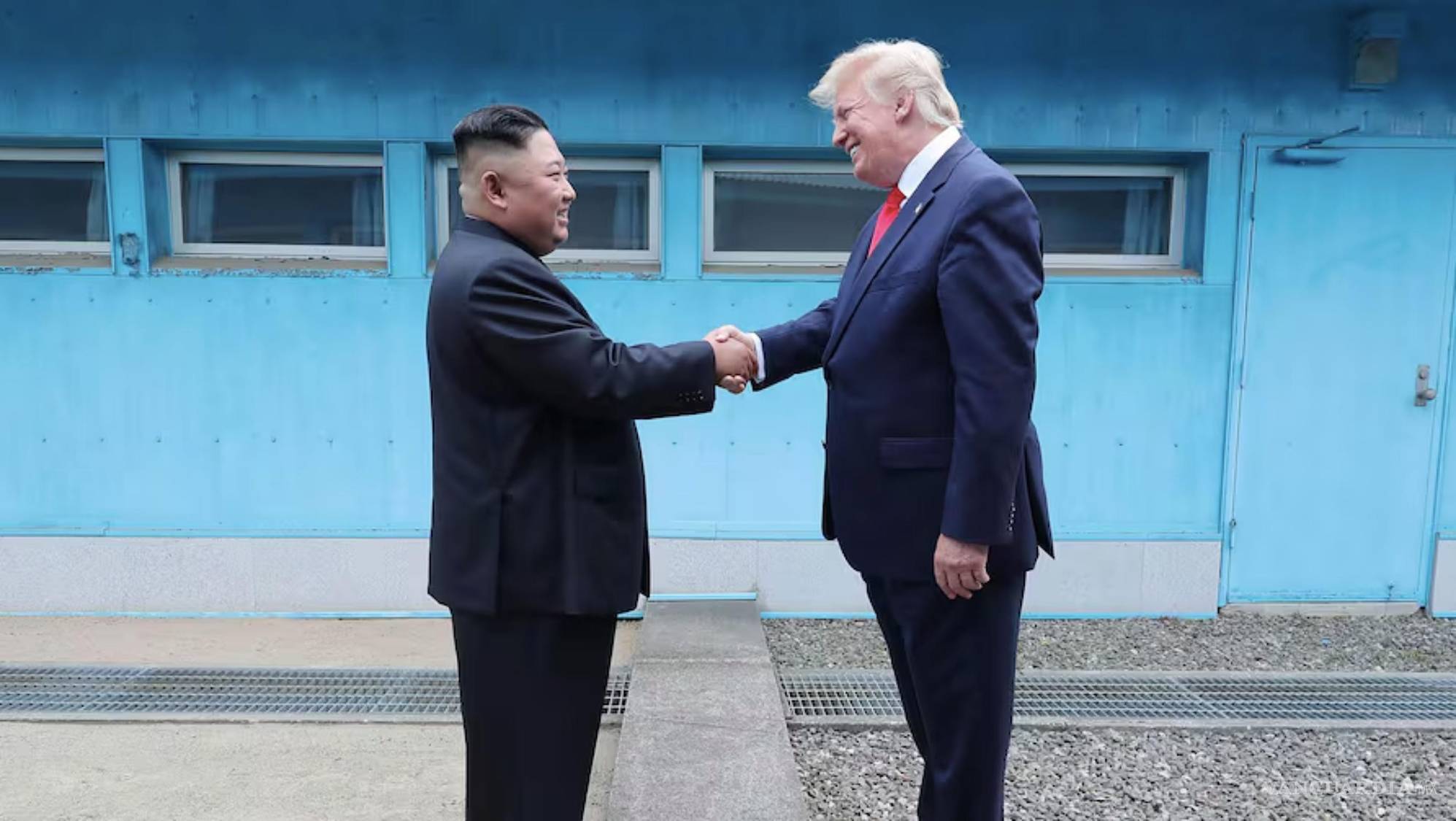 $!El líder norcoreano Kim Jong Un y el presidente de EU, Donald Trump, en la línea de demarcación militar en Panmunjom, dentro de la Zona Desmilitarizada, el 30 de junio de 2019.