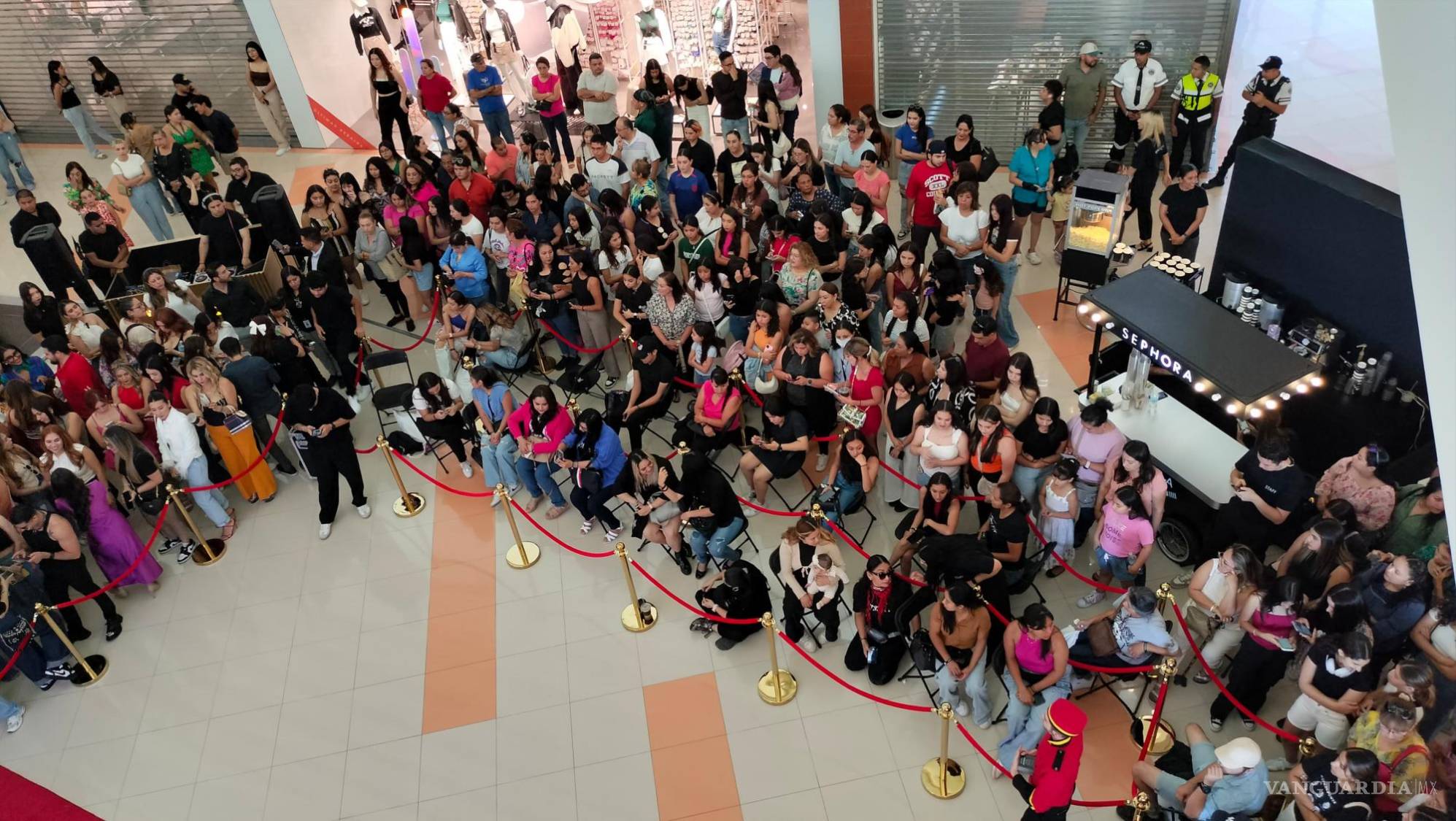 $!Decenas de saltillenses madrugaron para ser parte de la esperada inauguración de Sephora en Galerías Saltillo.