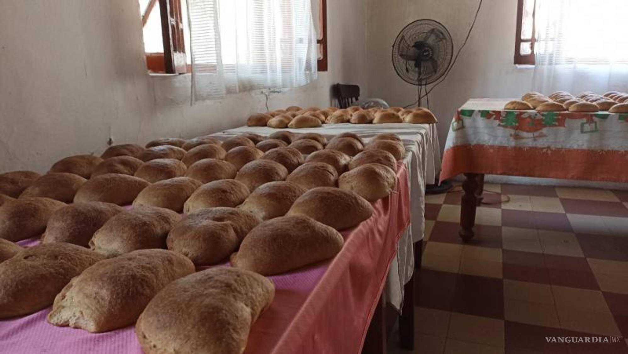 $!En la zona de los hornos y mesas repletas del suave y dorado pan, este se encuentra en la espera de tomar una temperatura adecuada para poder ser empaquetado y exhibido a los saltillenses.