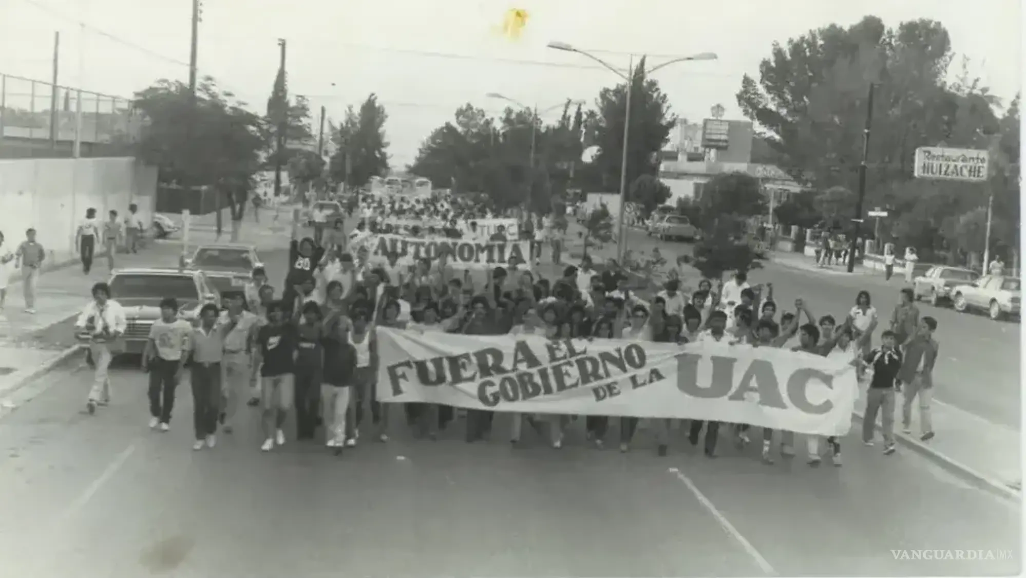 $!La consigna era clara: “Fuera el gobierno de la UAC”. Aquella multitud de jóvenes no pedía otra cosa que dignidad académica y libertad institucional. Saltillo ya marchaba, aunque la historia insista en olvidarlo.