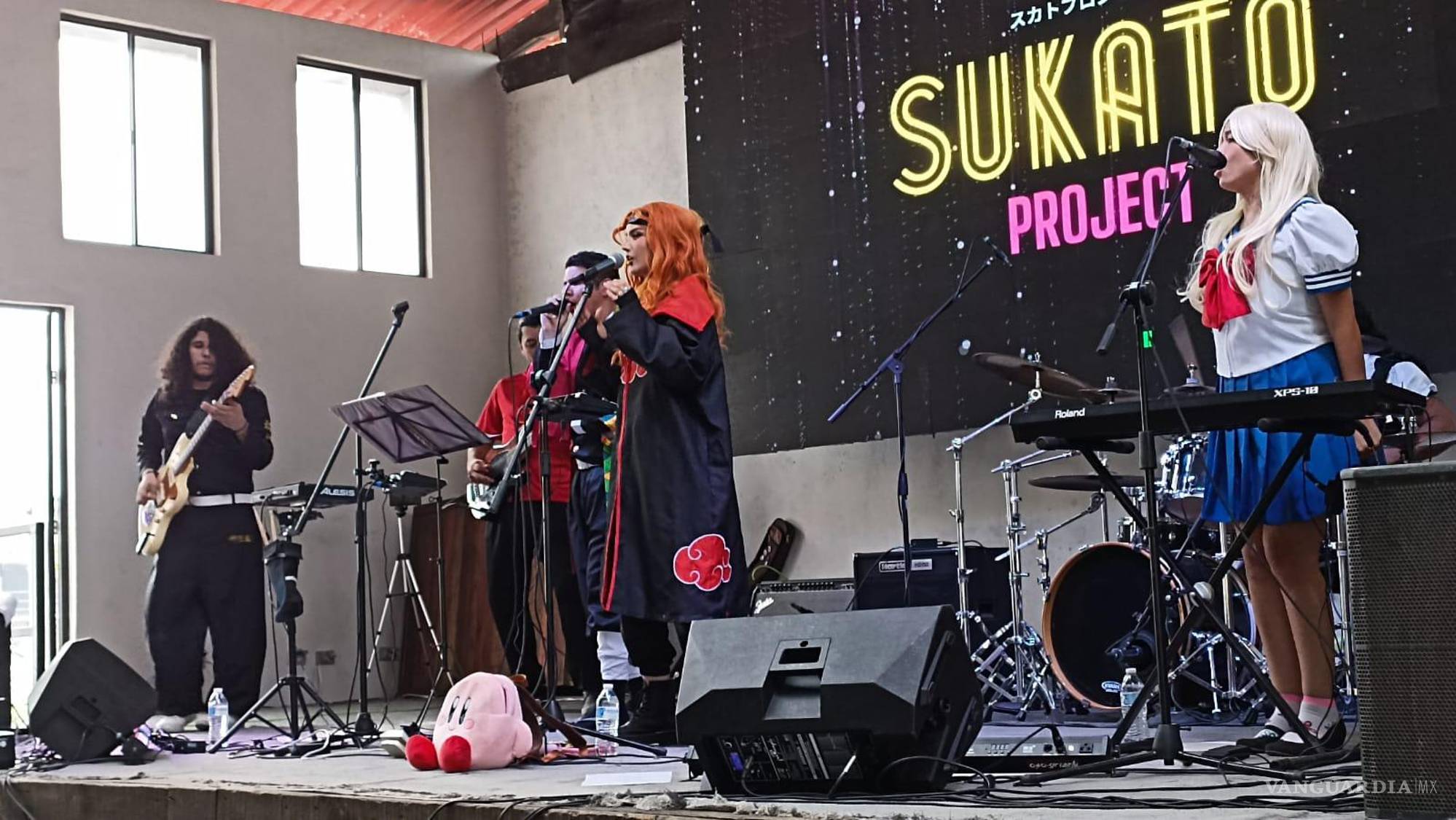 $!No sólo los cosplays adornaron el lugar, ya que dos grupos musicales acordes a la temática de la convención hicieron gritar a los presentes.