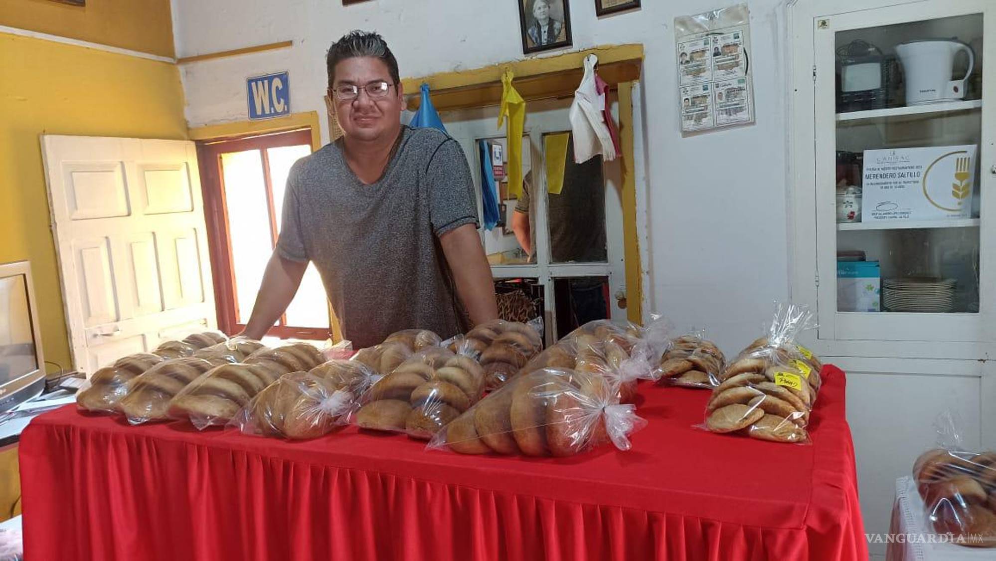 $!Tras fermentar una noche completa, es cuando al día siguiente, una vez caliente el horno, entran los productos que en tan solo 20 minutos se convertirán en las piezas de pan por las que los saltillenses y turistas atraviesan la ciudad.