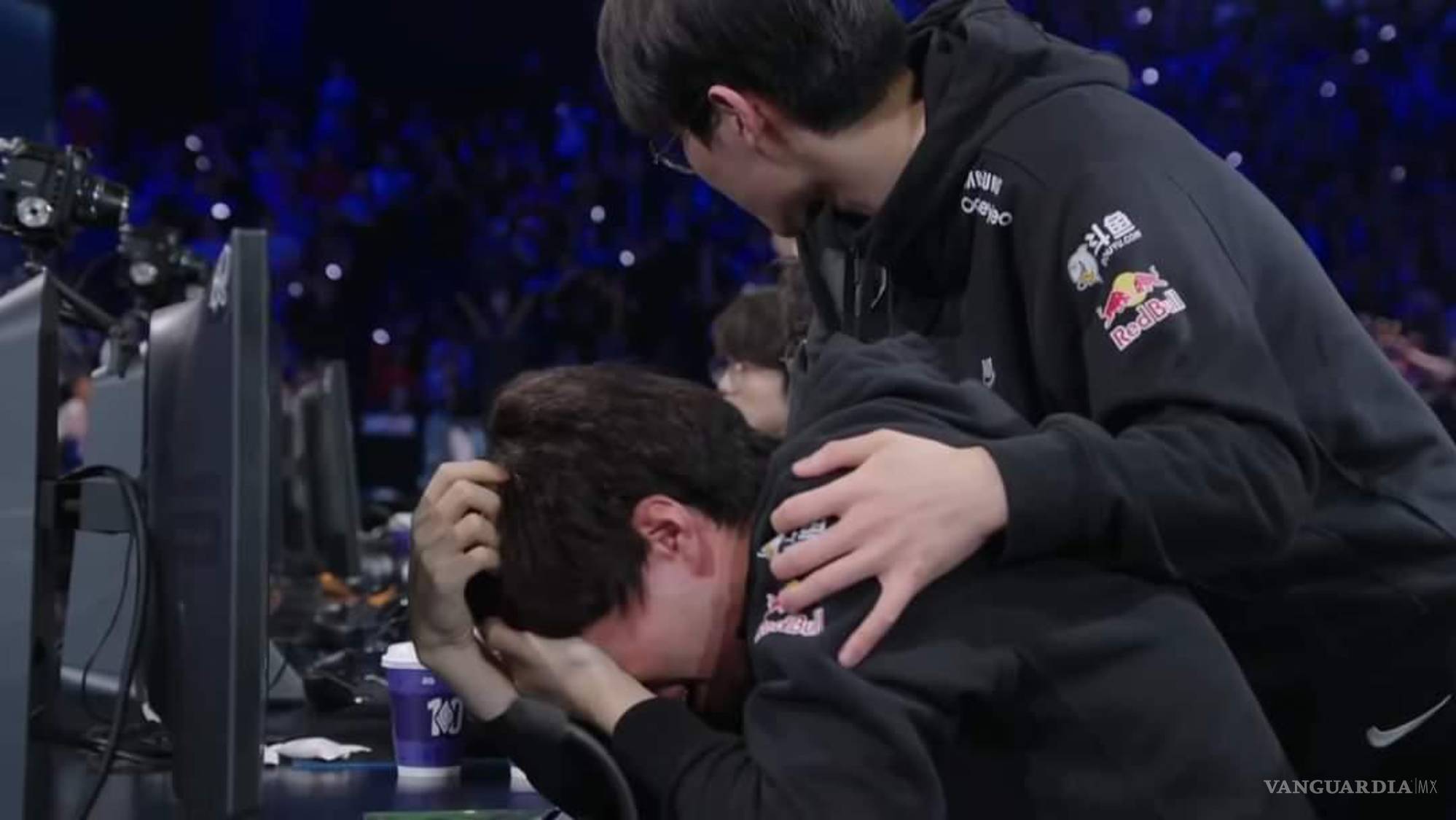 $!En la imagen vemos al pro player Faker abrazar a su compañero Keira tras la derrota de su equipo.