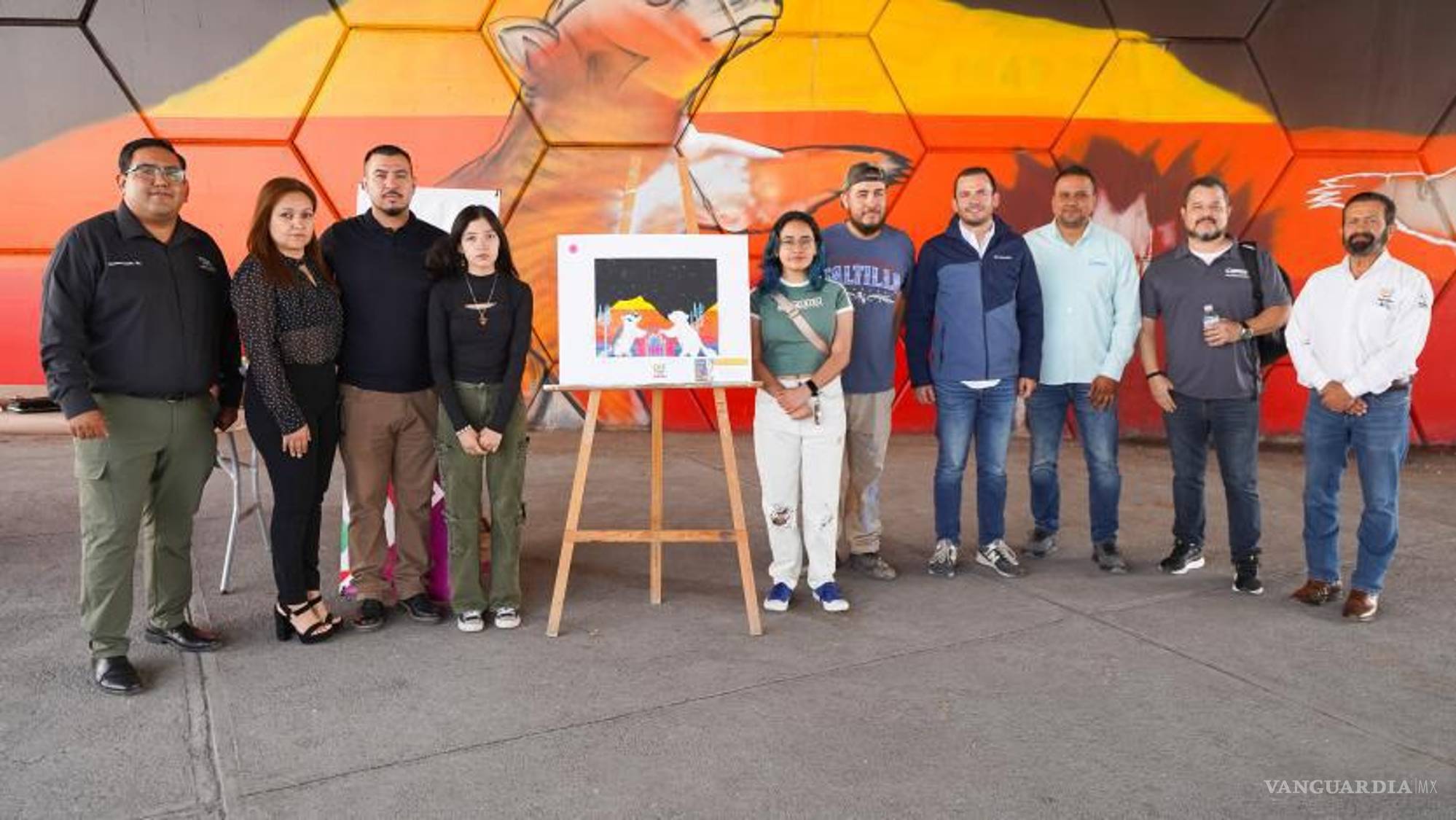 $!Claudia Velázquez (quinta, der) busca con su obra concientizar sobre la importancia del medio ambiente y la protección de especies locales.