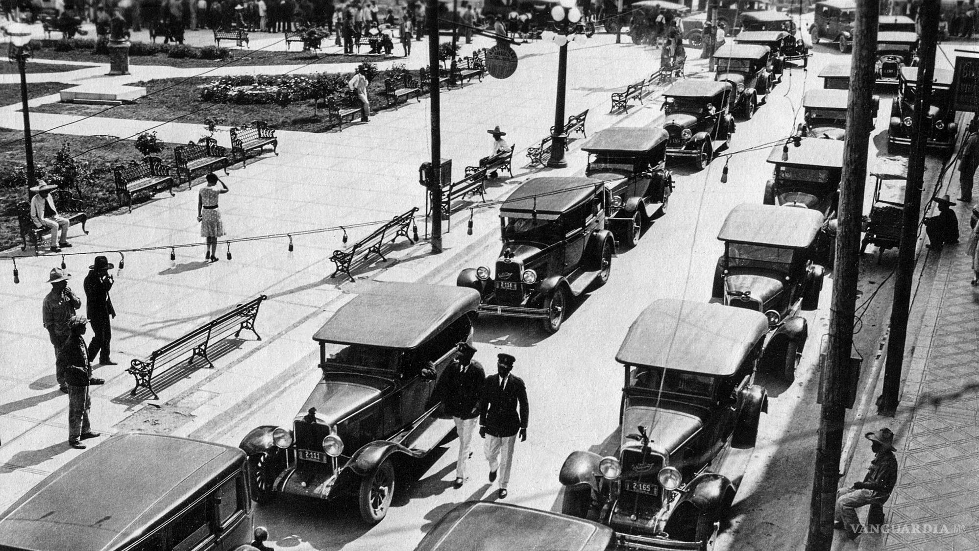 $!La calle Benito Juárez, fotografiada por Alejandro Carmona desde el antiguo Jockey Club, muestra una ciudad donde los automóviles Ford ya ocupaban el espacio público, mientras postes, cables y luminarias acompañaban la transformación urbana. La modernidad avanzaba también sobre ruedas, modificando las formas de transitar y habitar Saltillo.
