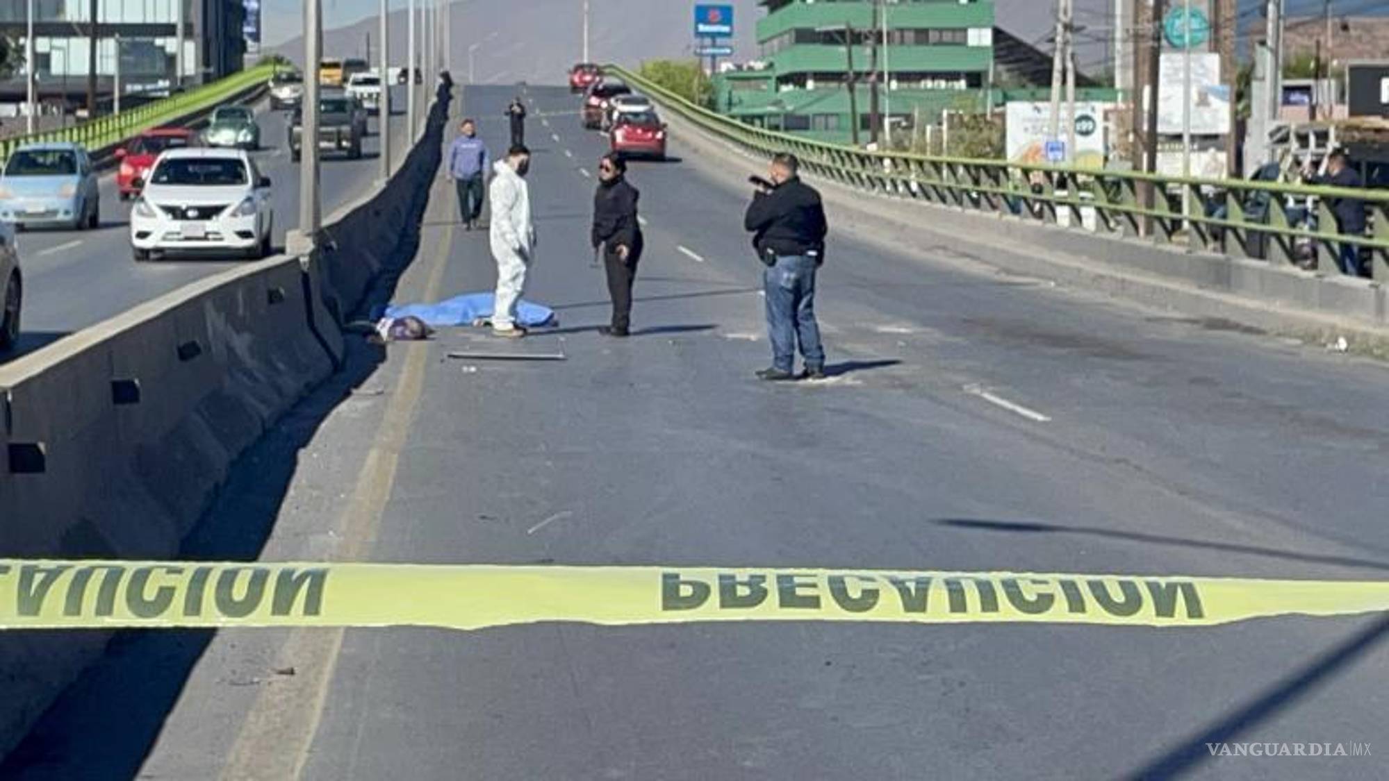 $!Personal pericial realizó el levantamiento del cuerpo tras el atropellamiento registrado en el puente del periférico Luis Echeverría Álvarez.
