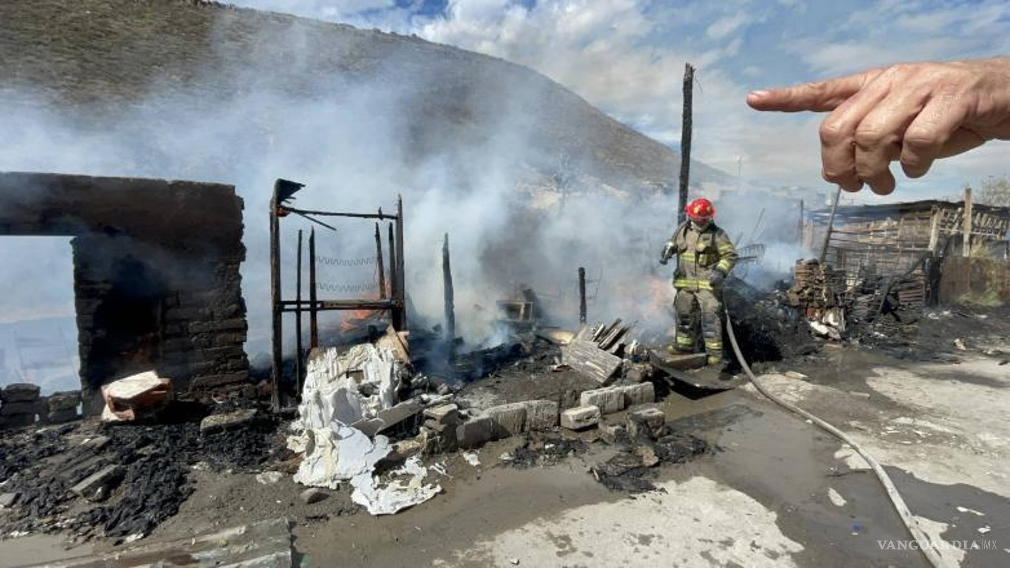 $!Un incendio avivado por fuertes ráfagas de viento consumió varios tejabanes construidos con madera y cartón.