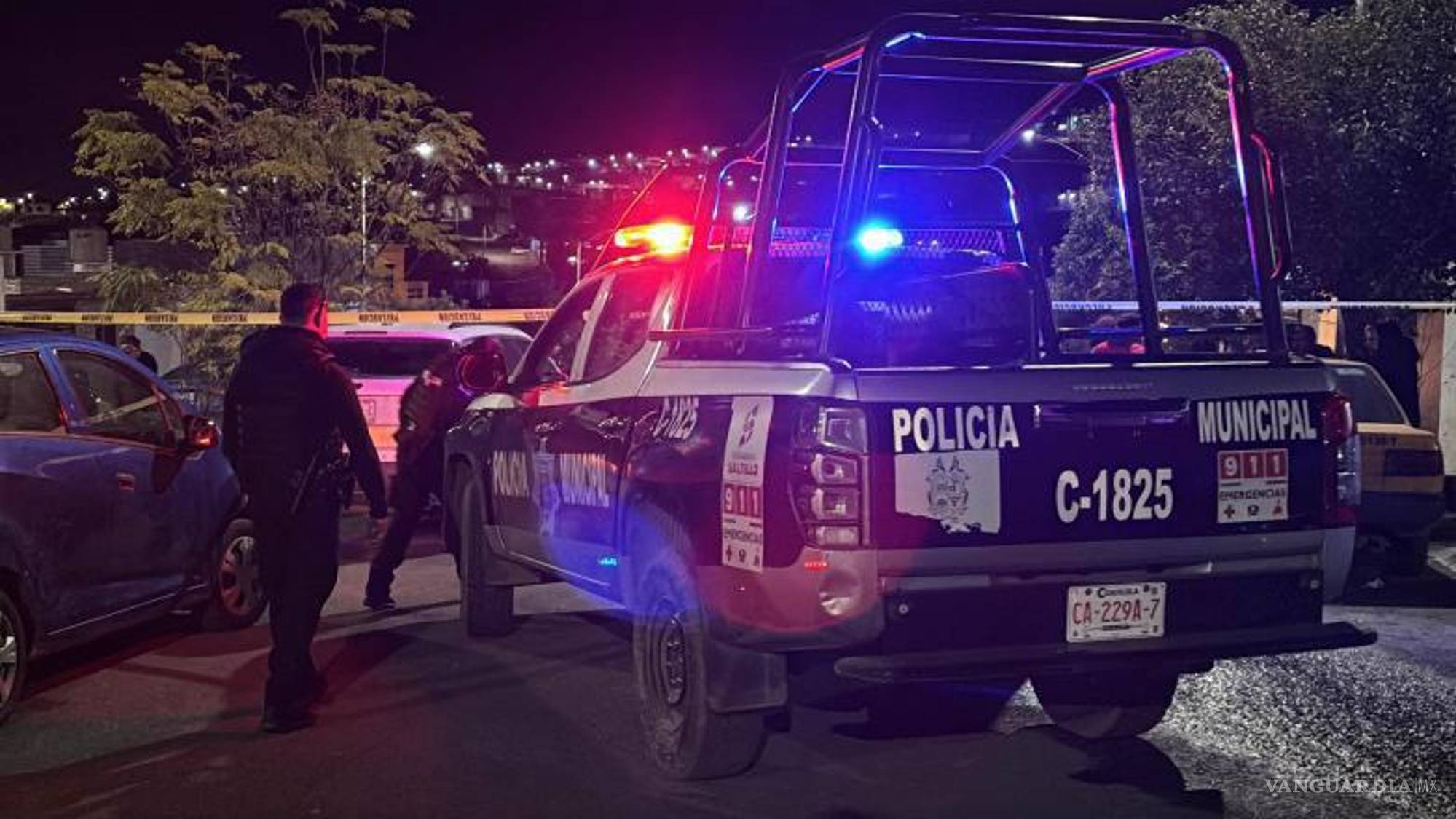 $!Policías municipales acudieron al domicilio donde fue localizado sin vida un adulto mayor que vivía solo en Lomas del Refugio.