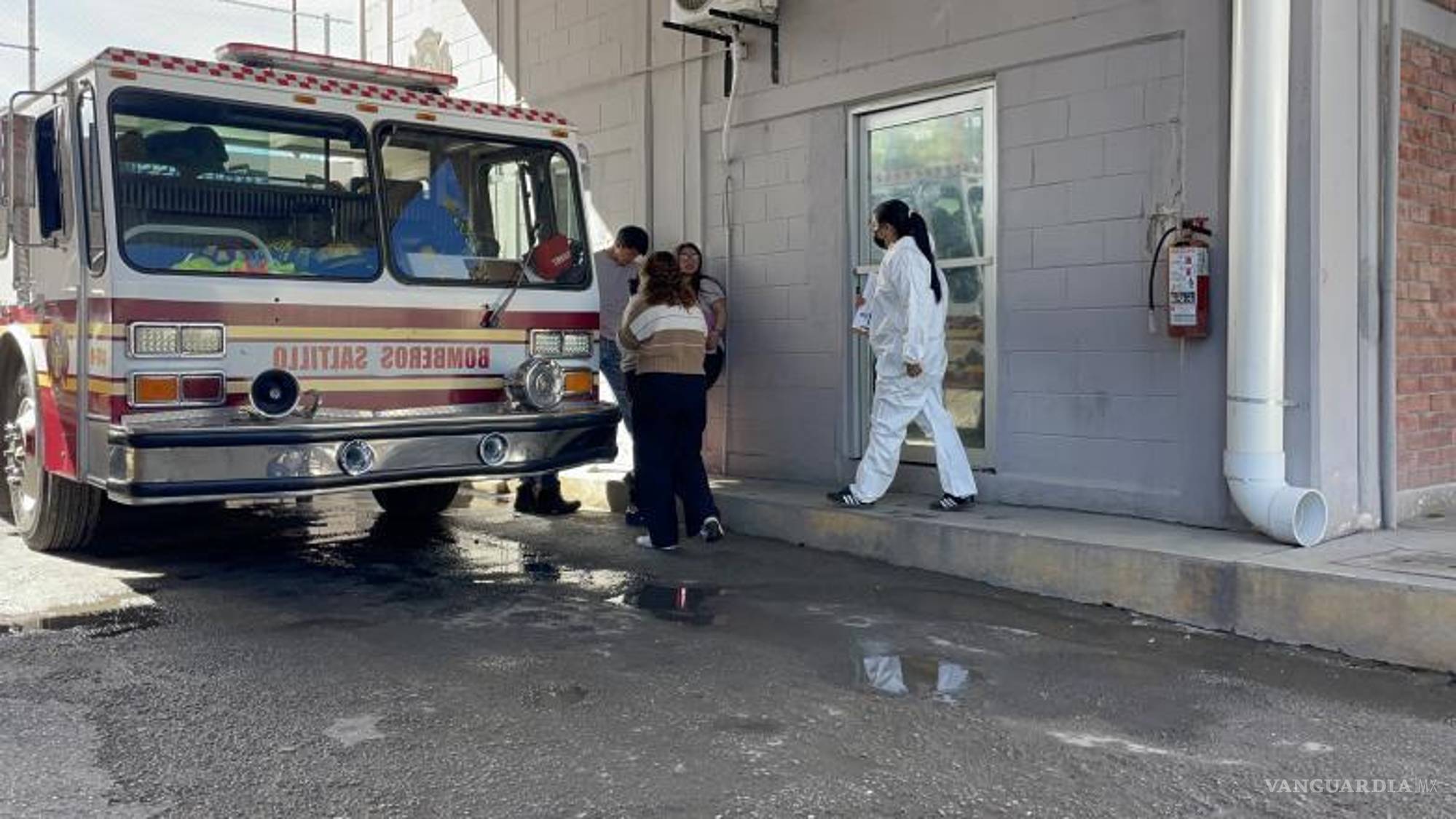 $!Familiares arribaron de emergencia a la estación de Bomberos con una bebé de dos meses, donde se confirmó que ya no presentaba signos vitales.