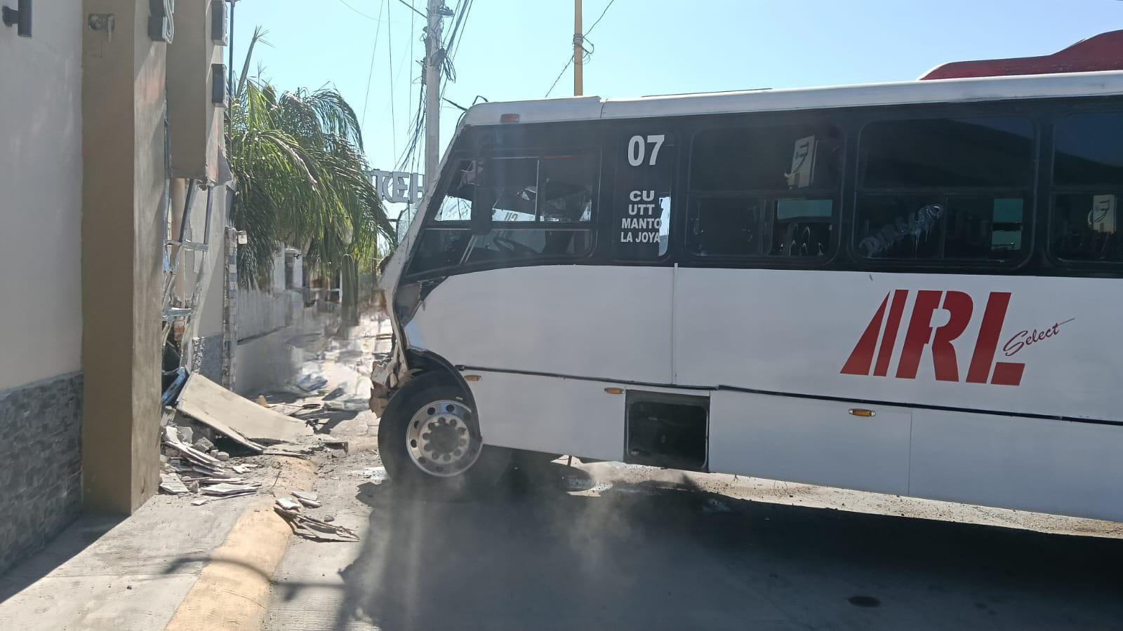 Once lesionados tras estrellarse camión de pasajeros contra estructura hotelera, en Torreón