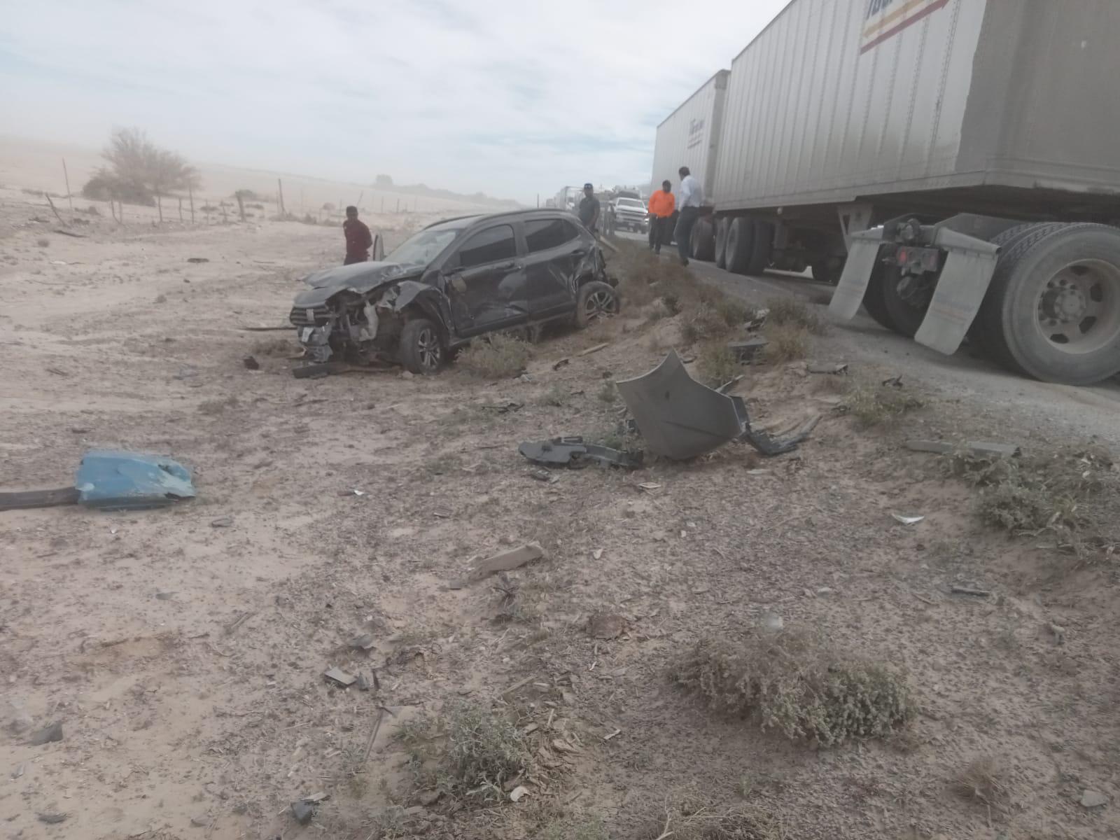 Tráiler impacta a vehículo y deja dos personas lesionadas en carretera Matamoros-Mazatlán. Noticias en tiempo real