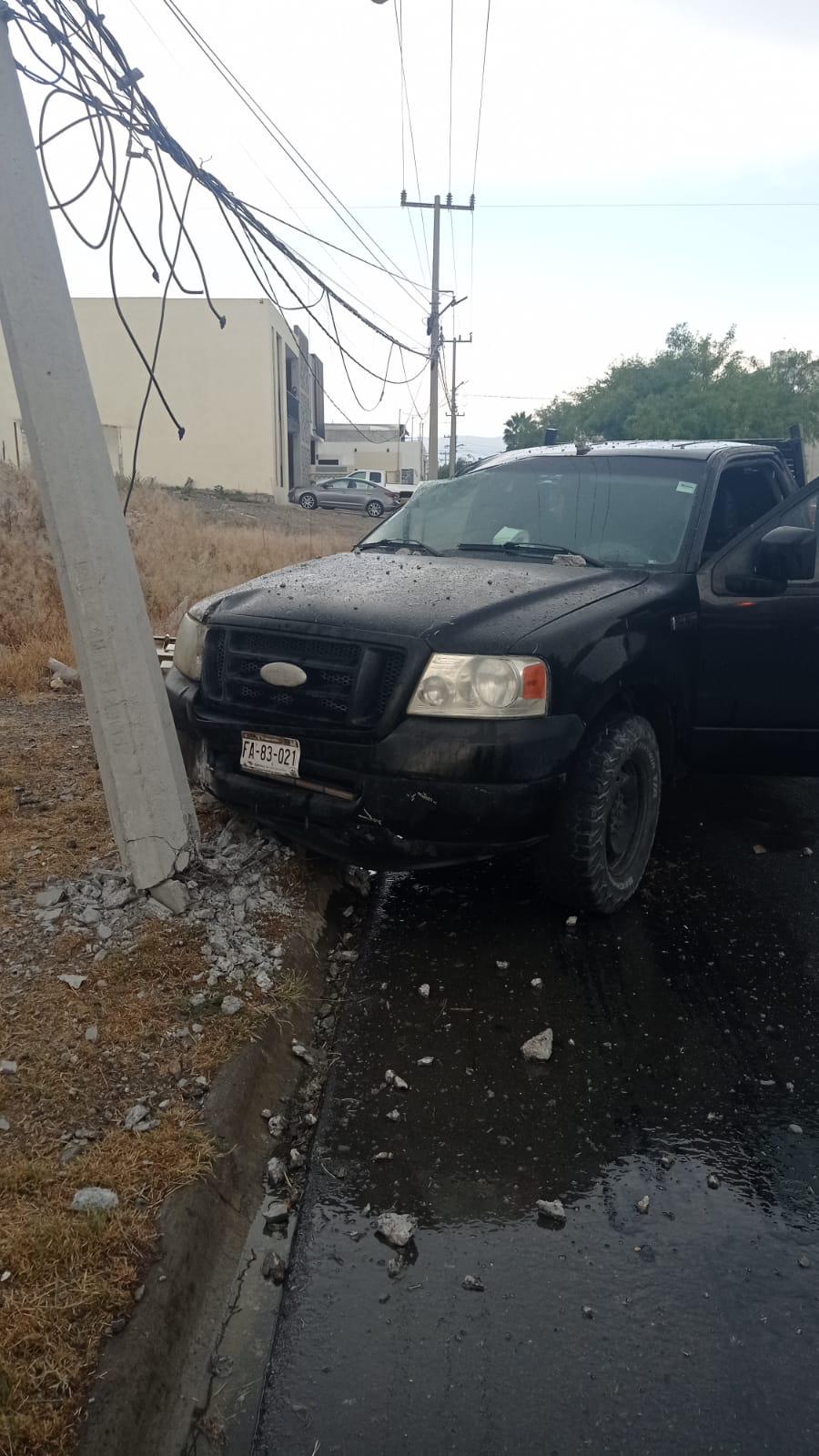 Conductora se impacta contra poste y tumba el transformador, en Saltillo. Noticias en tiempo real