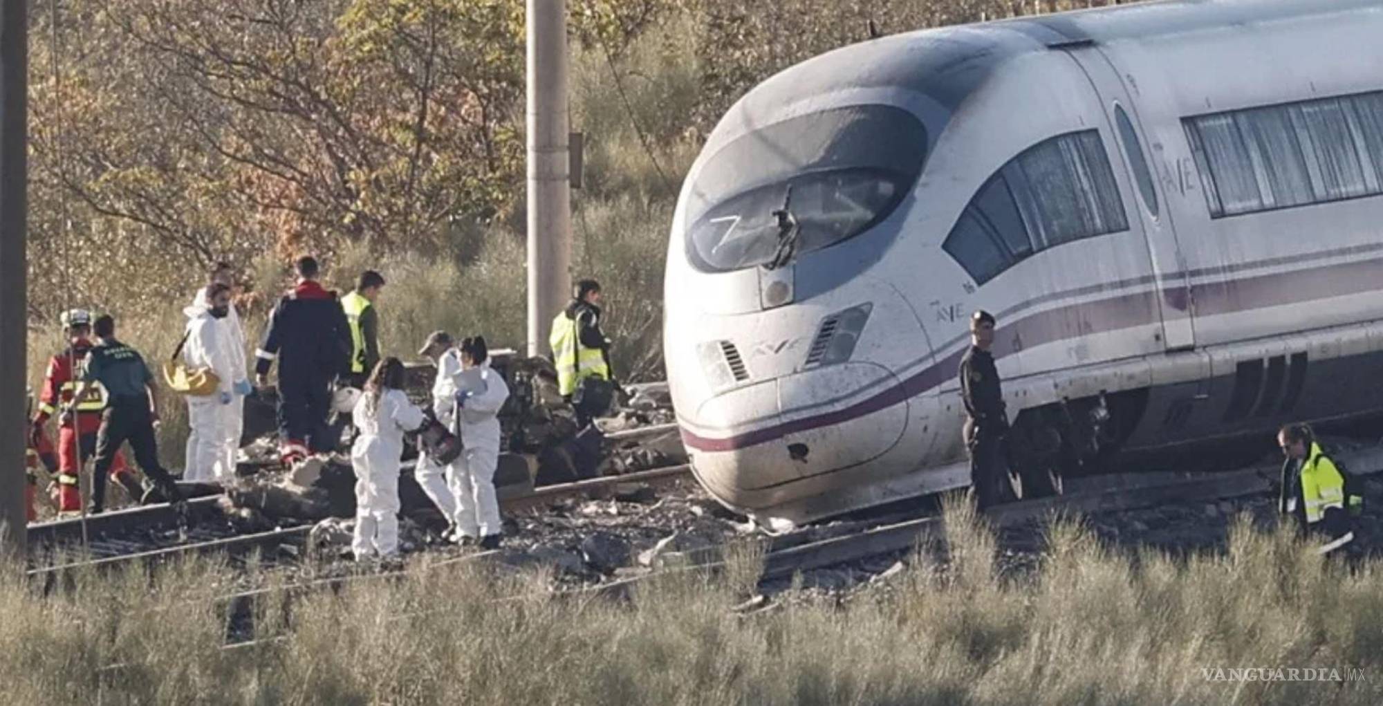 $!El líder regional, Emiliano García-Page, declaró que el número de muertos había ascendido a 69 personas tras el hallazgo de restos humanos durante las labores de rescate nocturnas.