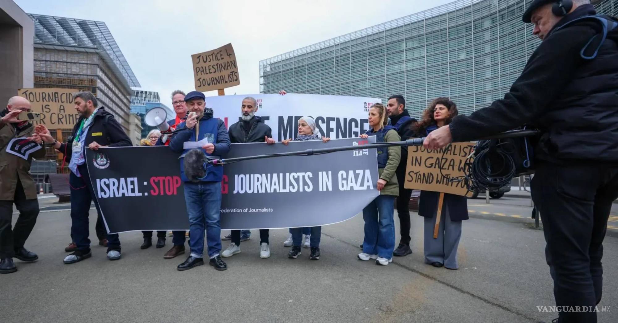 $!Representantes de la Federación Internacional de Periodistas (FIP) protestan por los periodistas asesinados en Gaza en Bruselas, Bélgica, el 5 de febrero de 2024.
