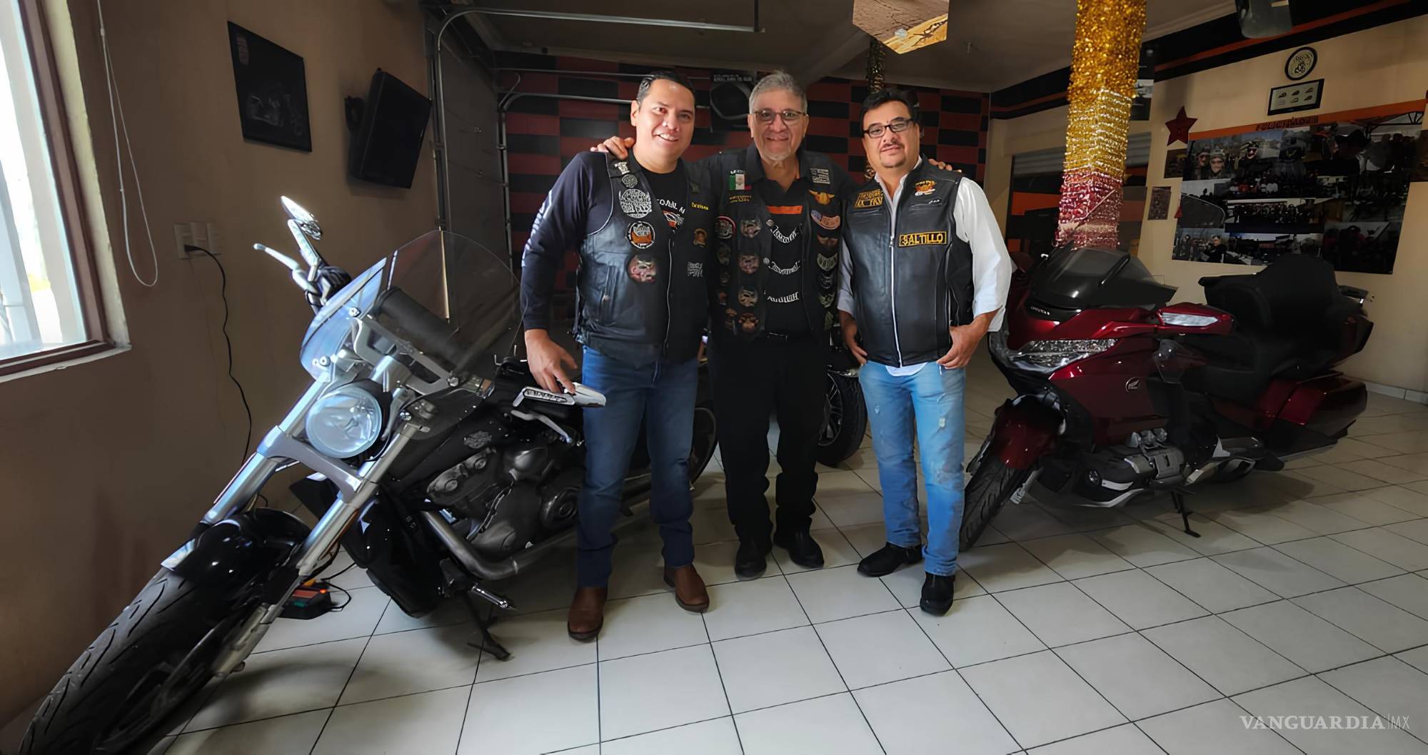 $!Integrantes del Motoclub Camellos posan en su sede en Saltillo, donde refuerzan su filosofía de respeto, disciplina y hermandad dentro de la cultura biker en México.