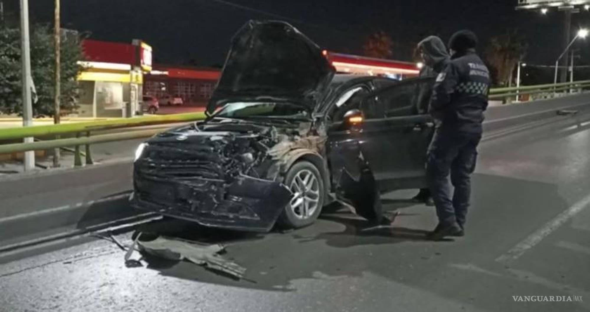 $!Dos automóviles colisionaron en el puente del bulevar Venustiano Carranza, provocando el cierre temporal de la vialidad.