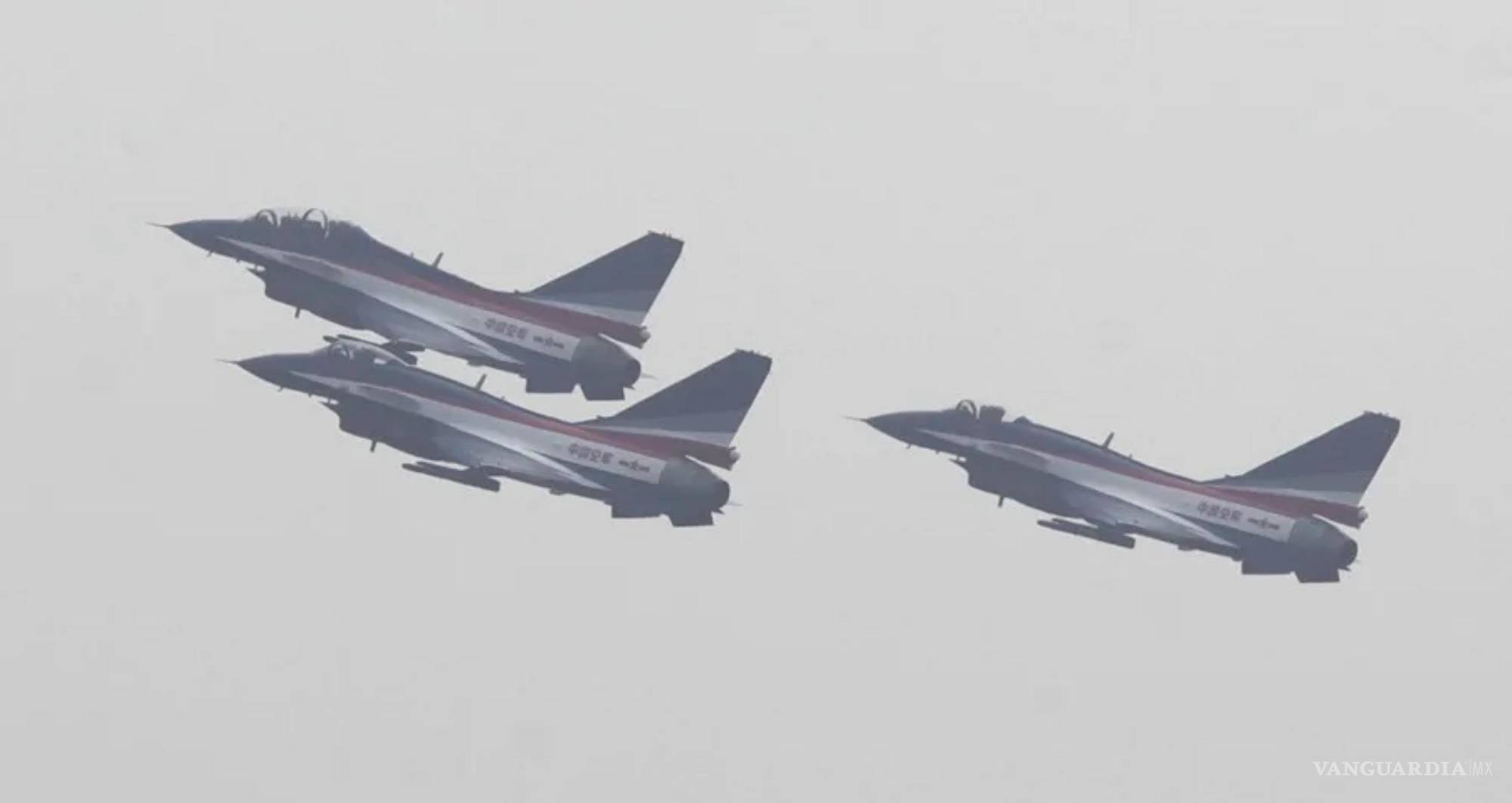 $!En la imagen tres jets de combate Chengdu J-10 de China.