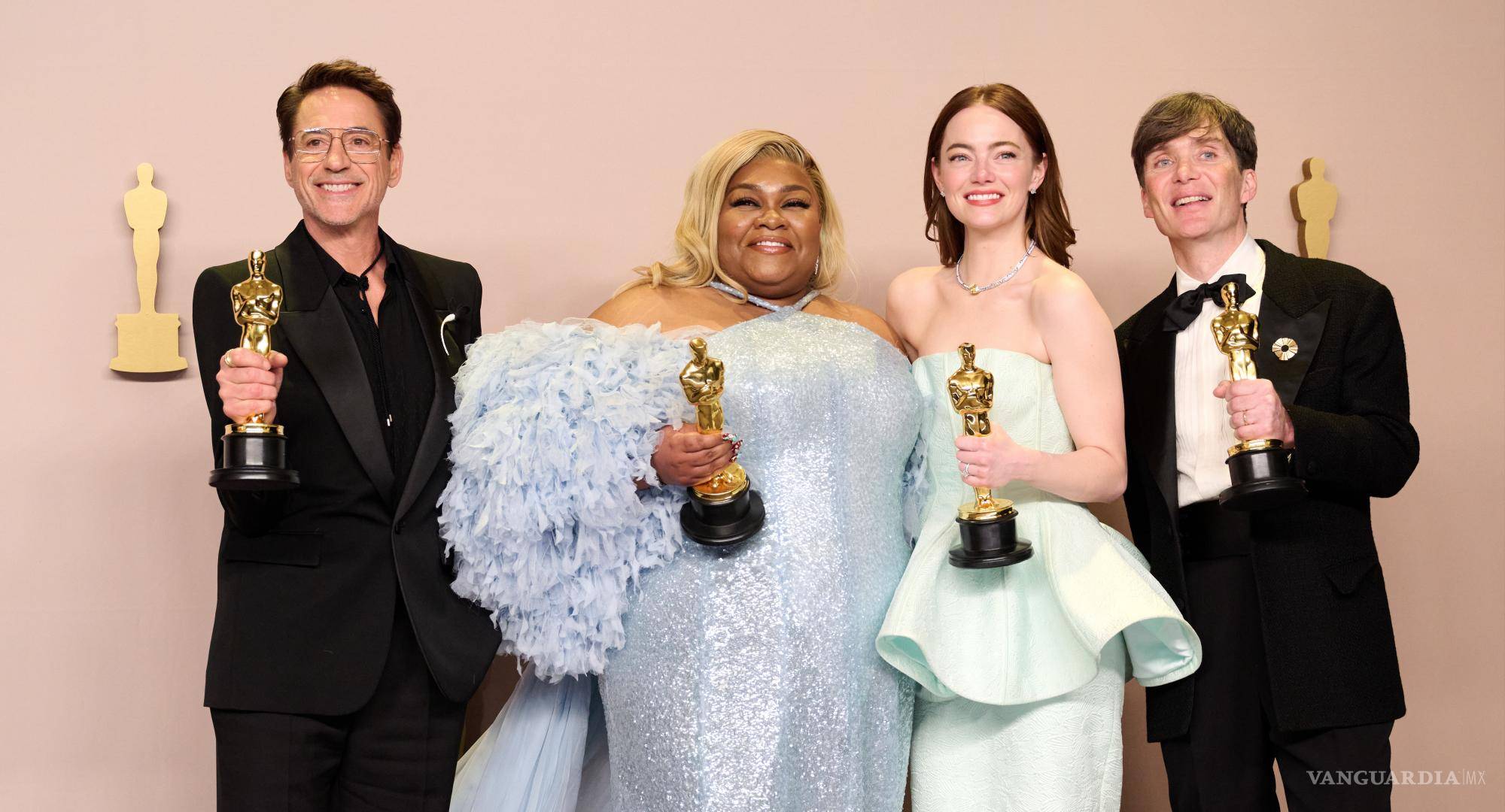 $!Cillian junto a los grandes ganadores de la noche de los premios Oscar.