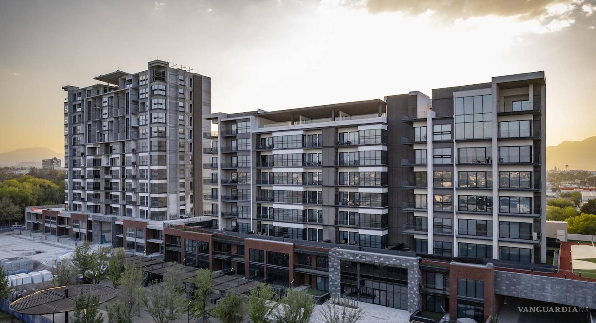 $!Torres departamentales en desarrollo dentro del complejo.