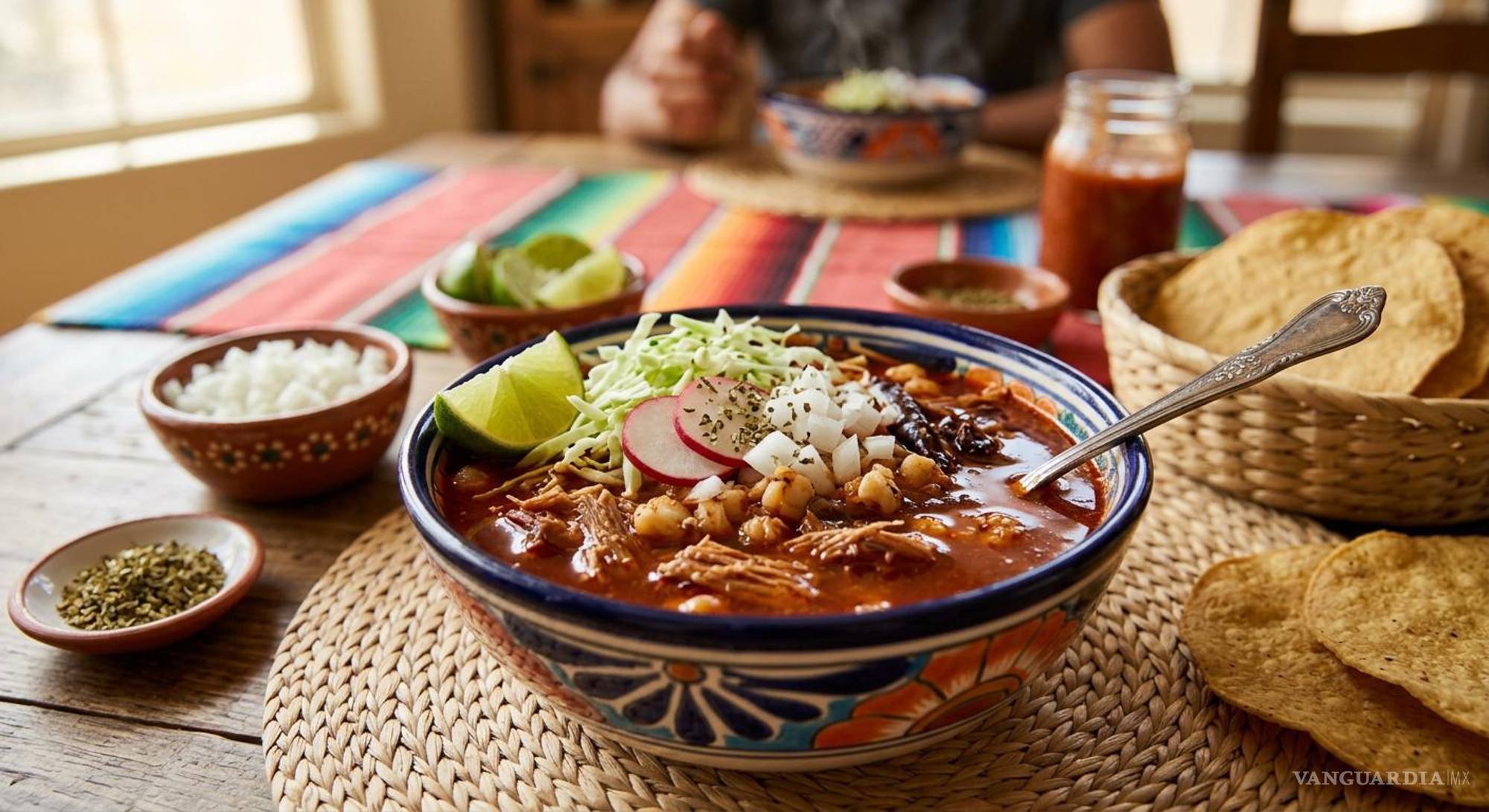 $!El pozole rojo y verde se mantiene como el rey indiscutible de la mesa festiva en los hogares de Saltillo.