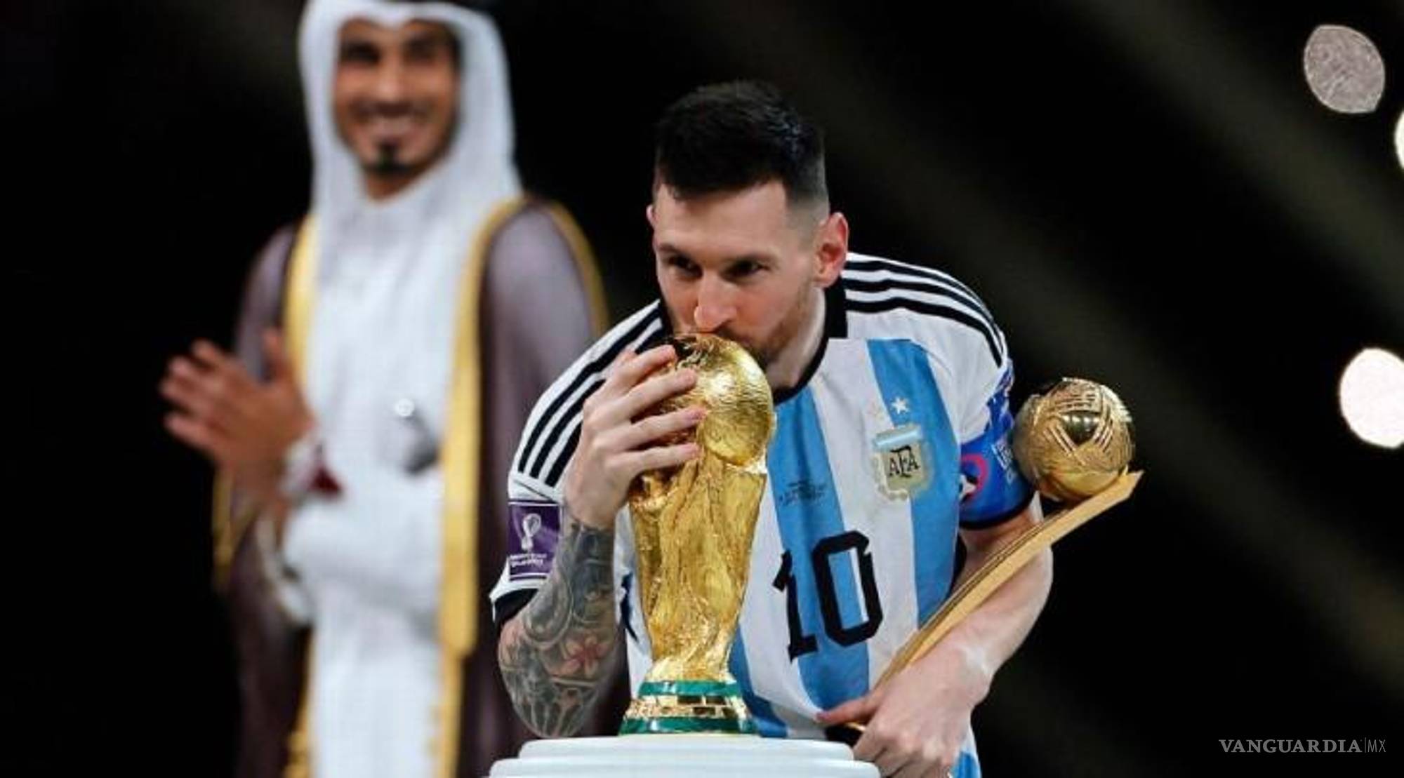 $!La imagen que completó una carrera legendaria: Messi levanta la Copa del Mundo tras la histórica final de Qatar 2022.