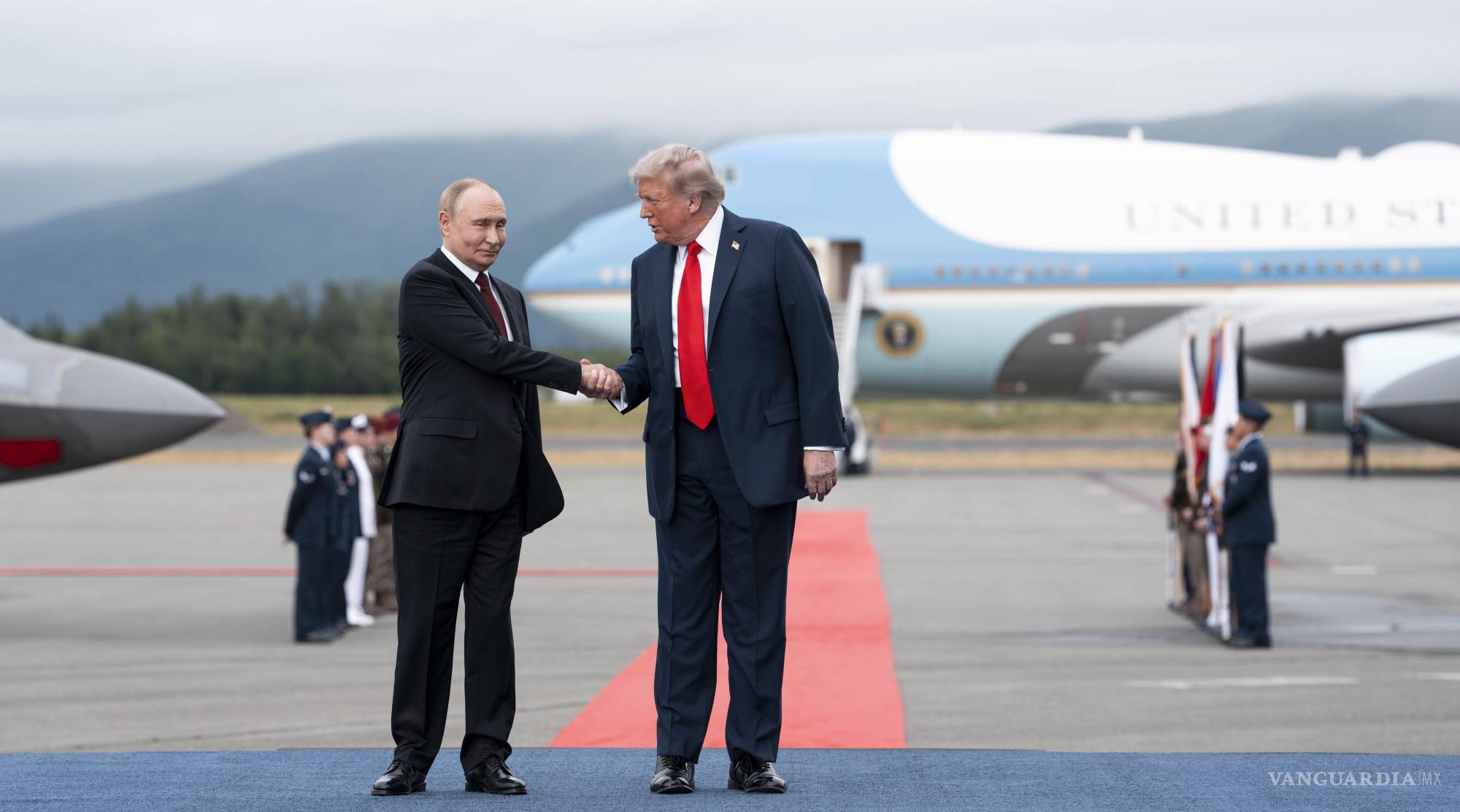 $!El presidente Donald Trump, a la derecha, saluda al presidente Vladimir Putin de Rusia a su llegada a la Base Conjunta Elmendorf Richardson en Anchorage, Alaska, el miércoles 29 de abril; ambos líderes hablaron por teléfono por primera vez este año. Más de un año de conversaciones similares no han logrado acercar al país a la paz, por lo que los ucranianos han perdido la esperanza.