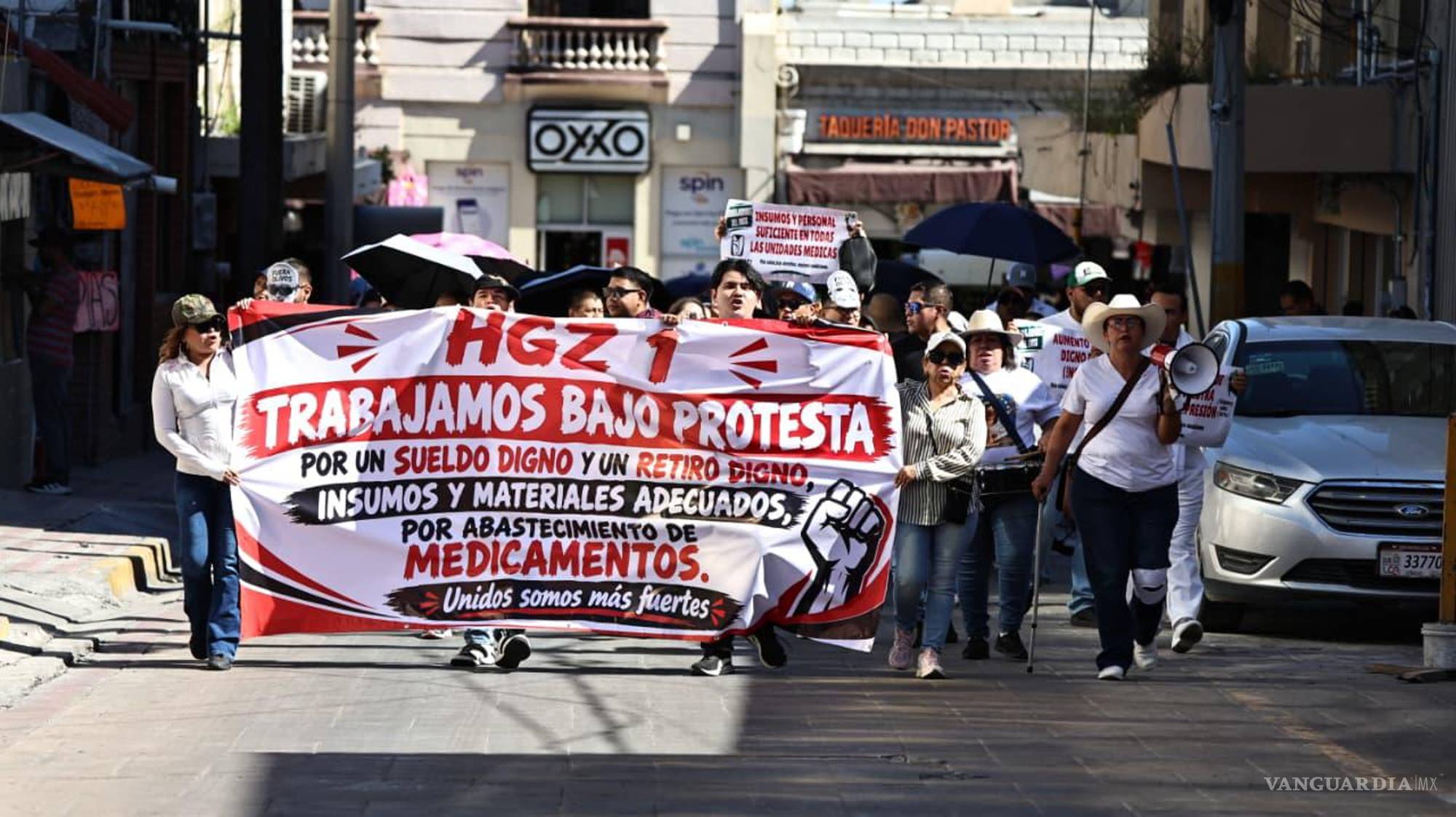 $!La protesta provocó el cierre del bulevar Venustiano Carranza, en sentido de norte a sur, durante el recorrido hacia la Zona Centro.