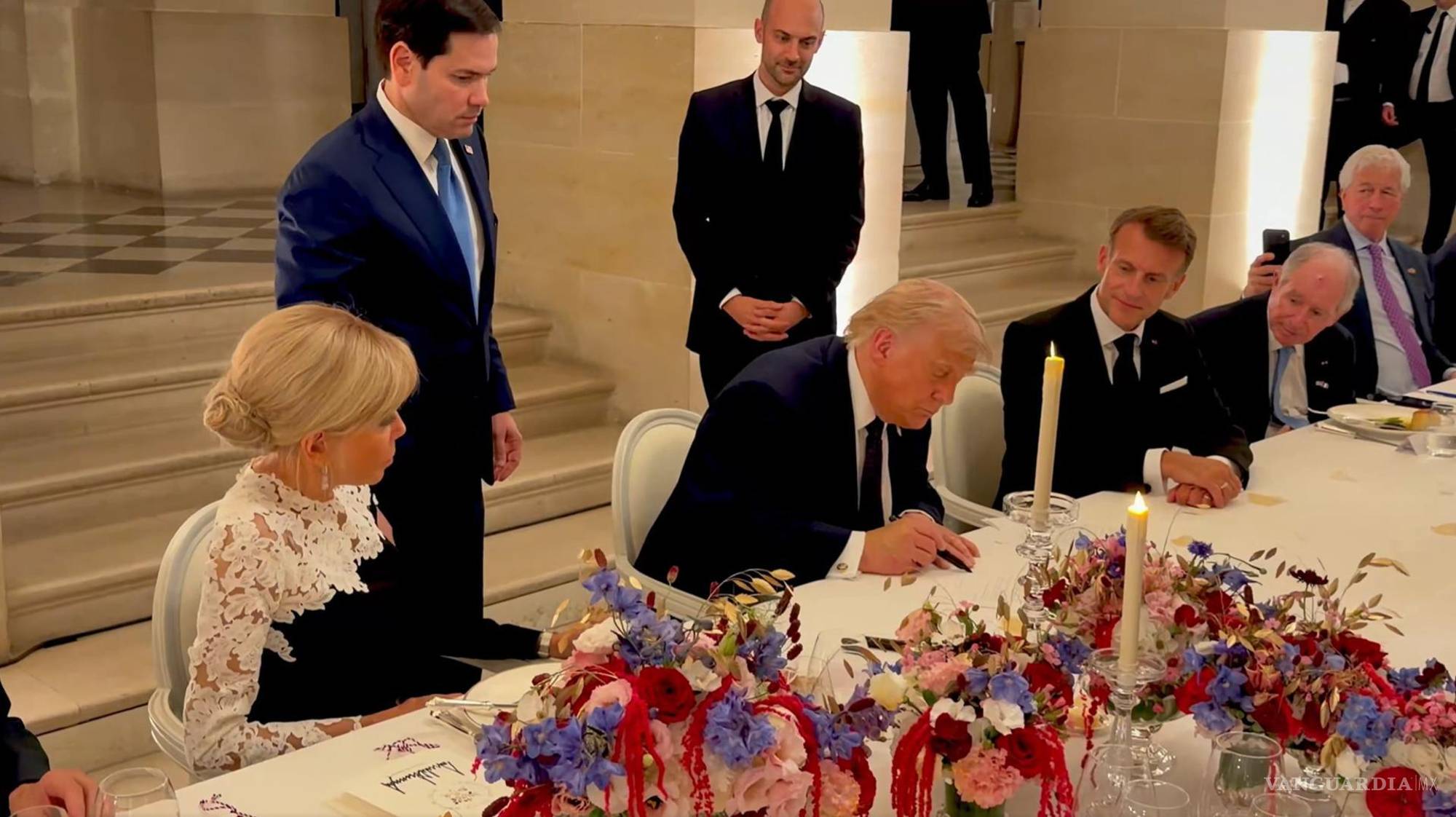 $!El presidente de Estados Unidos, Donald Trump, firmael acuerdo con Irán junto a su homólogo de Francia Emmanuel Macron en el Palacio de Versalles, Francia.