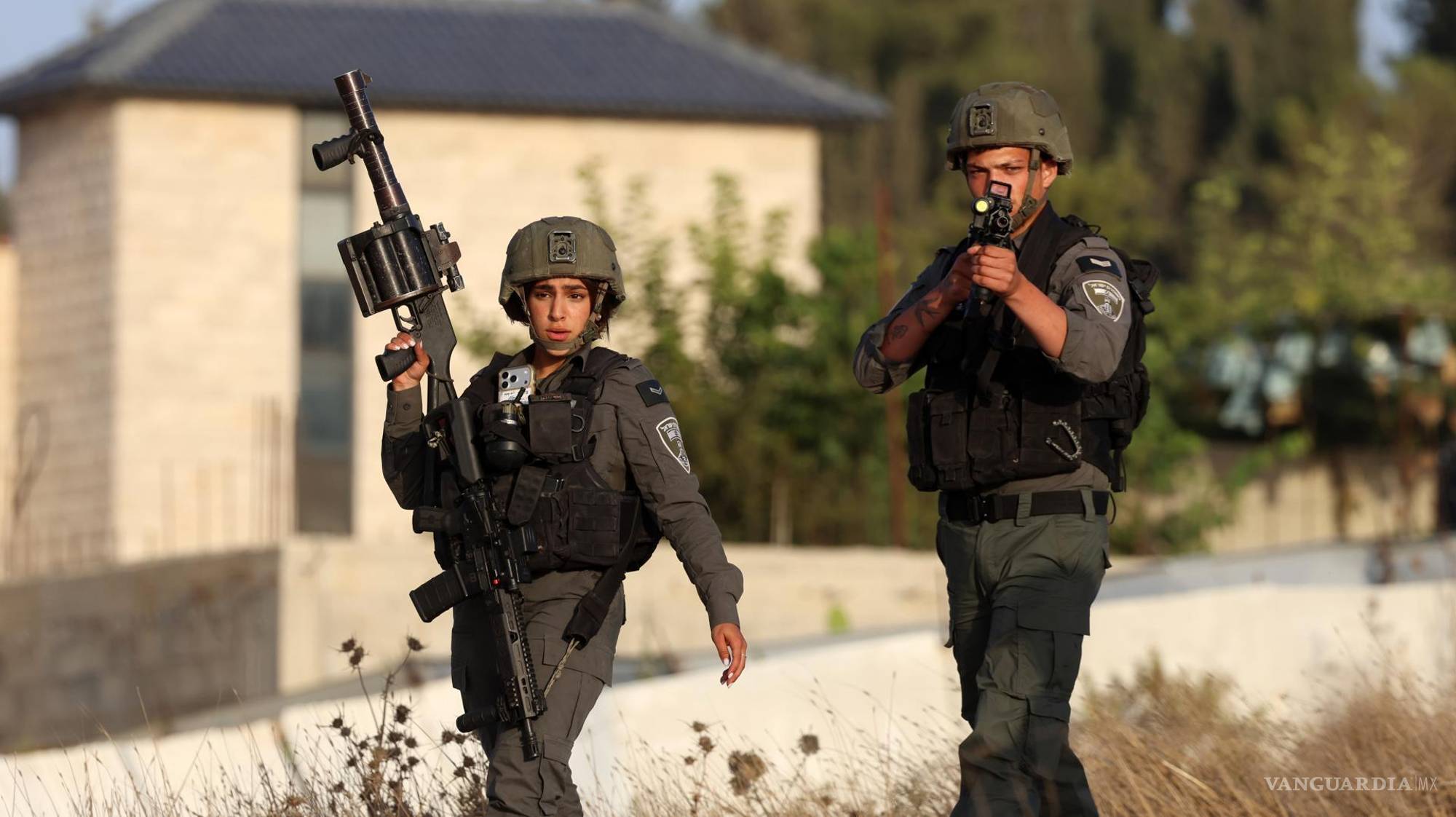 $!Soldados israelíes toman posiciones contra palestinos que persiguen a colonos israelíes, algunos armados, que se dirigían a la aldea de Sara, en Cisjordania, cerca de Nablus.