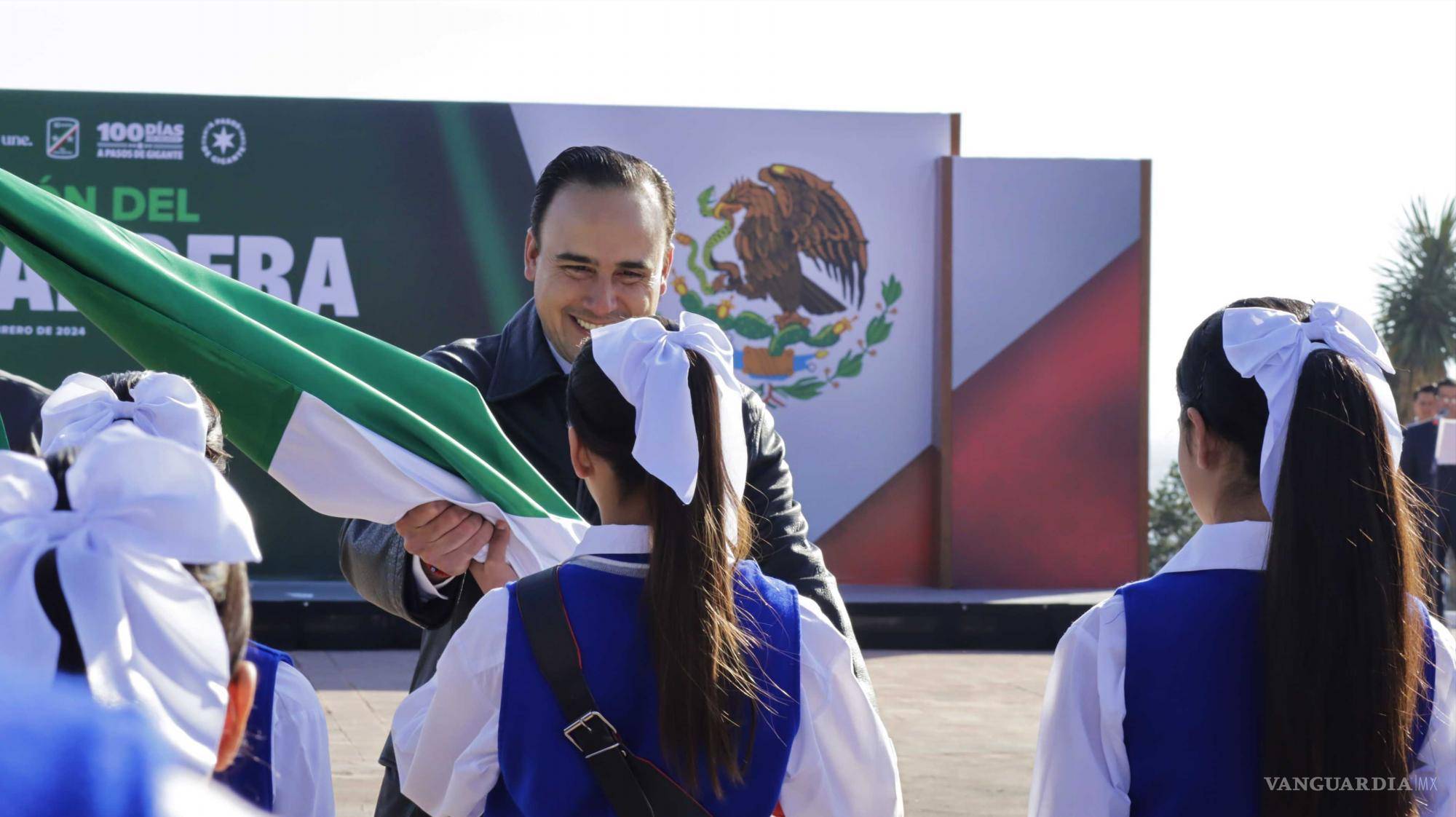 $!El gobernador Manolo Jiménez Salinas agradece la presencia y el trabajo del Ejército Mexicano en la ceremonia del 24 de febrero.