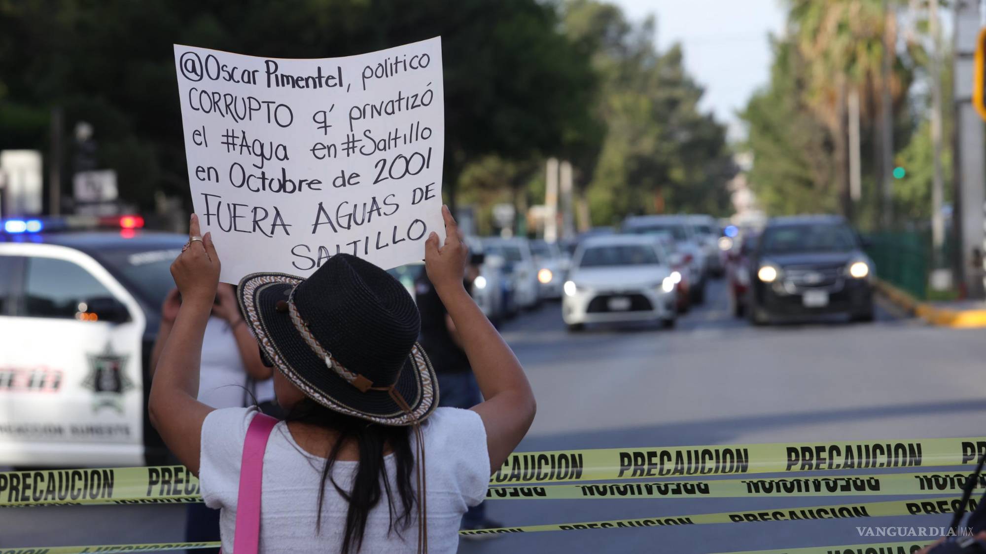 $!Ciudadanos protestan en Saltillo contra el presunto saqueo del agua y la expansión de empresas privadas.