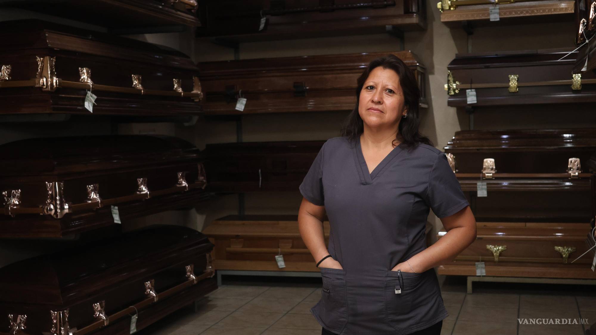 $!María de Jesús Rodríguez, conocida como Mary, trabajó primero como capillera y pidió la oportunidad de aprender tanatopraxia. Tras un año en el laboratorio, asegura que su mayor satisfacción es dejar a los cuerpos listos para una última despedida digna.
