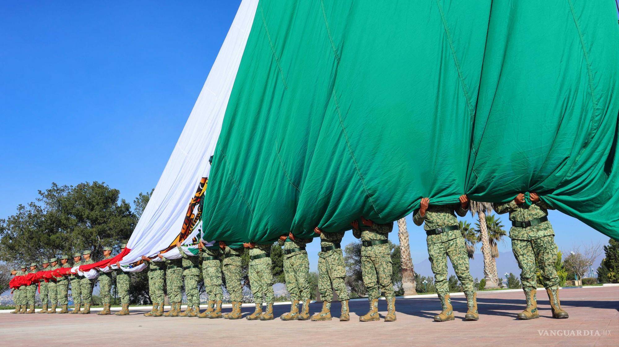 $!La Bandera de México ondea majestuosa en la explanada del parque Las Maravillas de Saltillo.