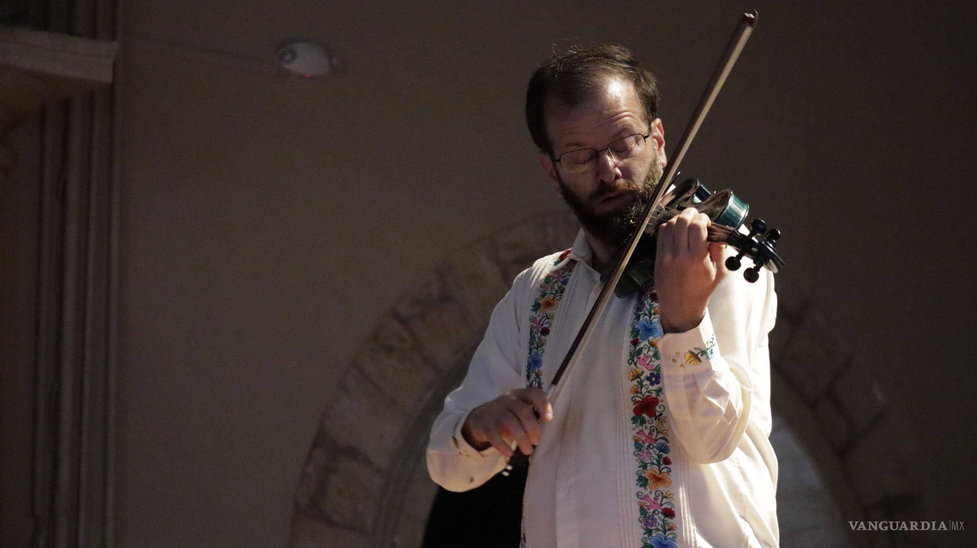 $!Pinturas hecha música y un homenaje a México lleva el violinista William Harvey al Museo de las Aves
