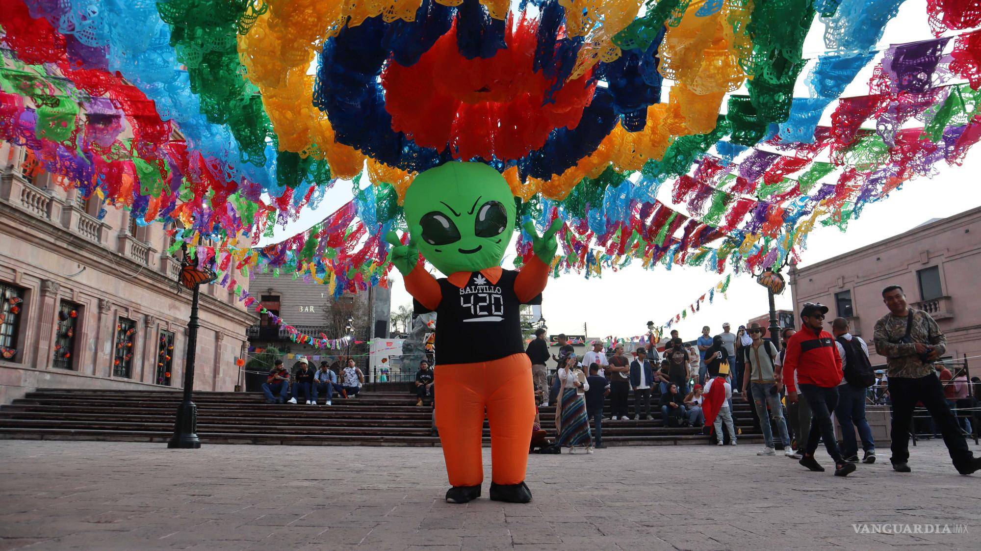 Con disfraces de La Monja, It y Scream, festejan Halloween en el Centro Histórico de Saltillo