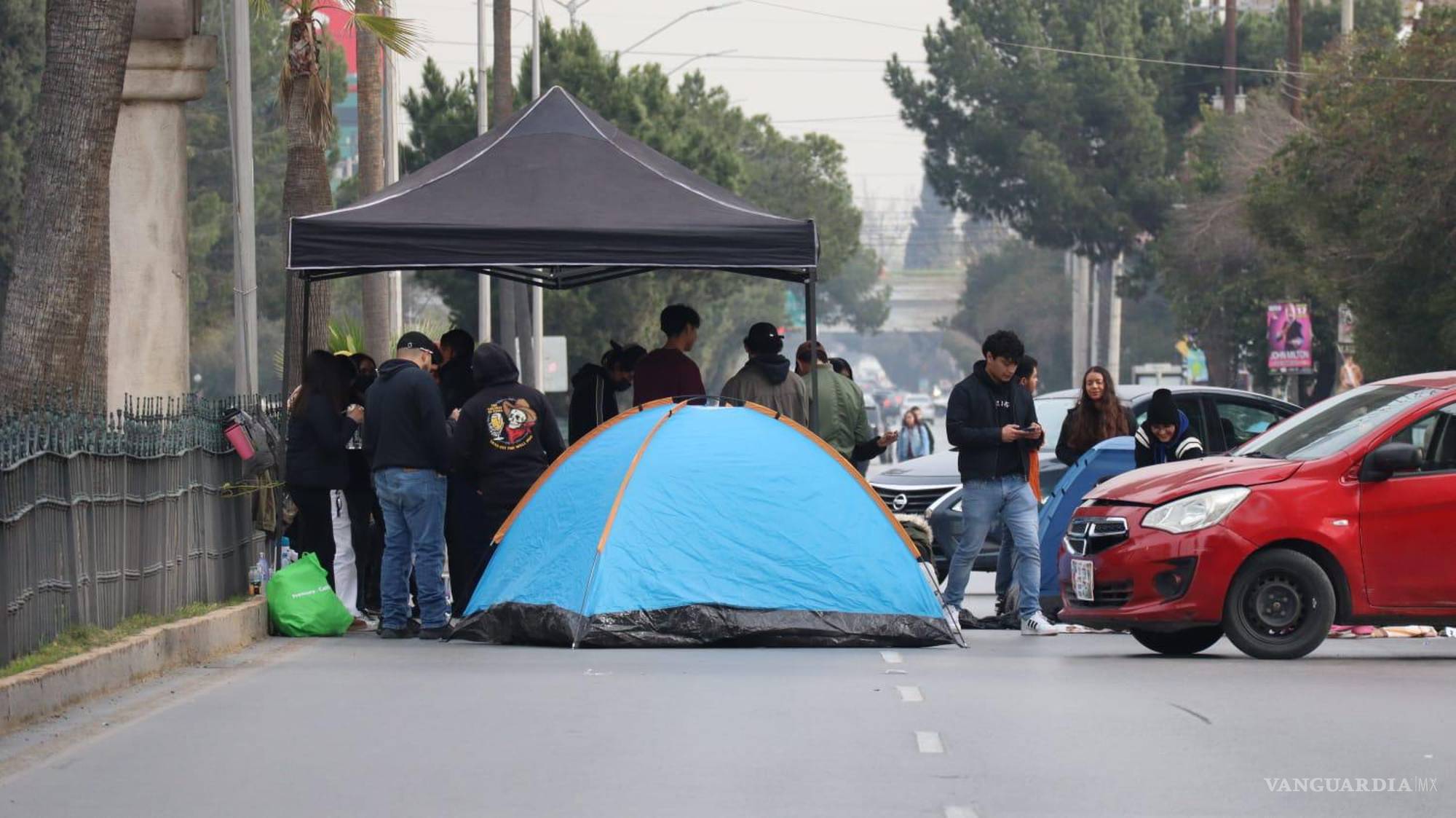 $!Los jóvenes pasaron la noche en casas de campaña.